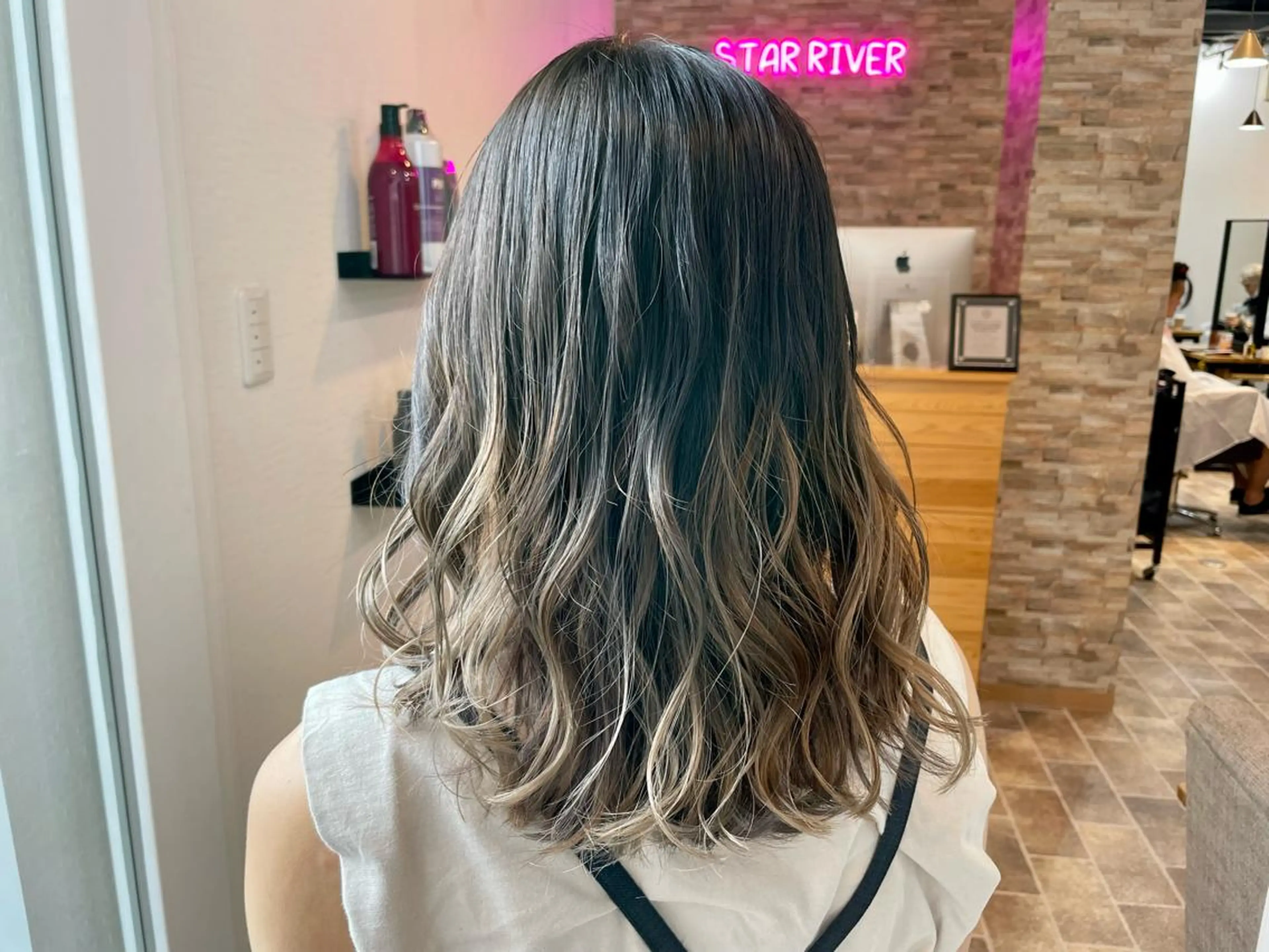 セミロング SALOWIN心斎橋Suite店所属・ブリーチ毛にもできる 縮毛矯正|鷹司郎のヘアスタイル