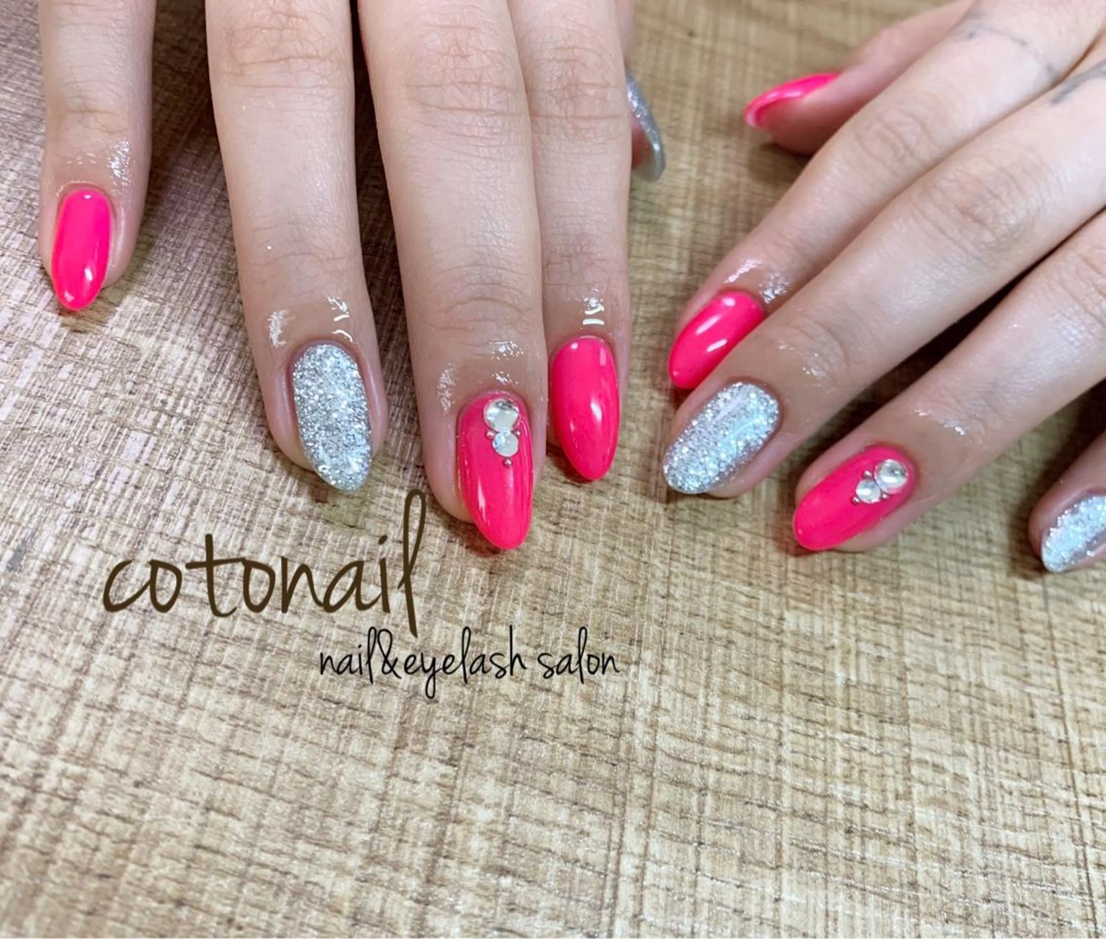 ミディアム ネイル ツメトマツゲ .のネイルデザイン