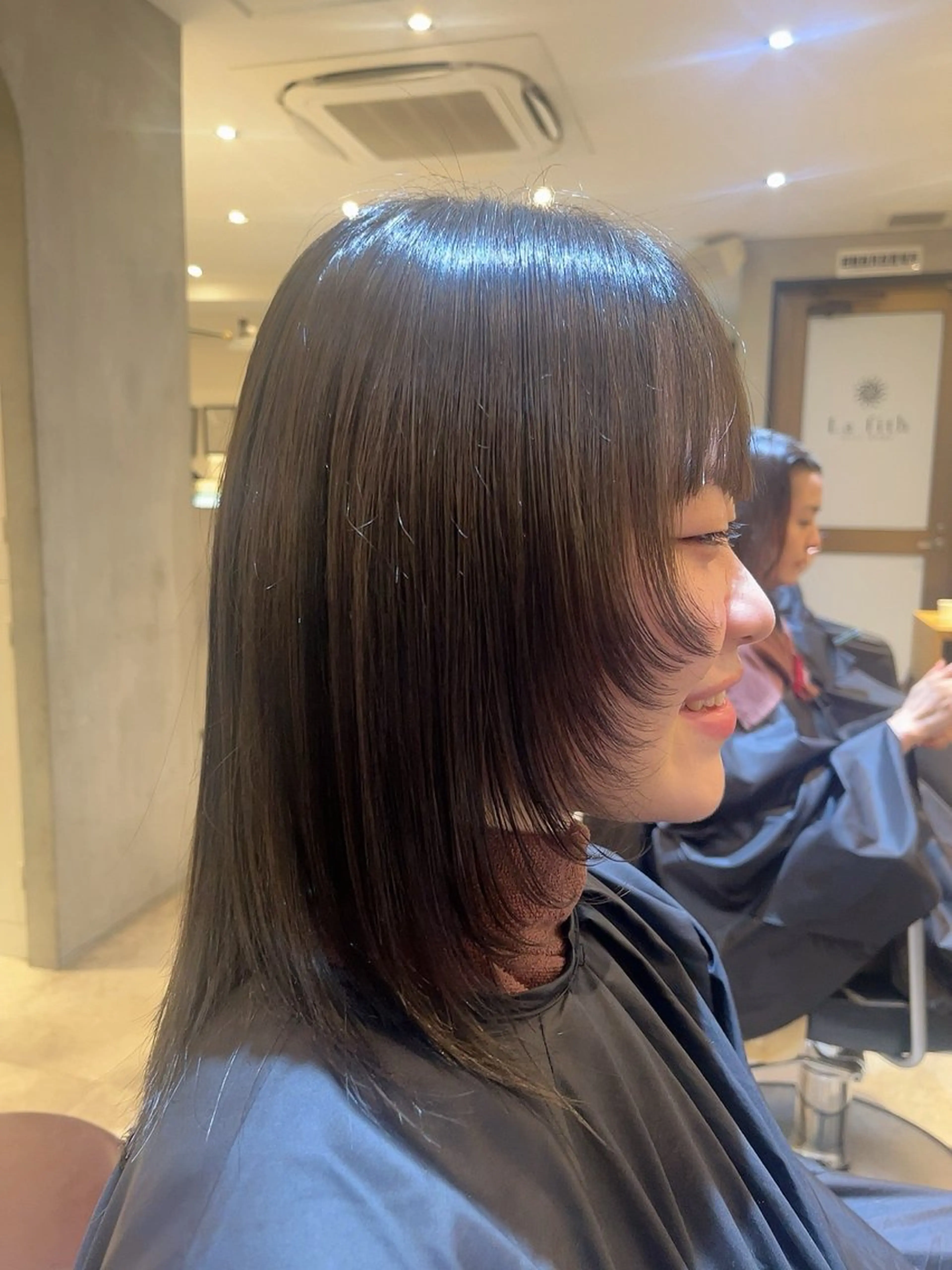 セミロング カラー ラフィスヘアードープ所属・レイヤーと透明感の アユカ 髪質改善のヘアスタイル
