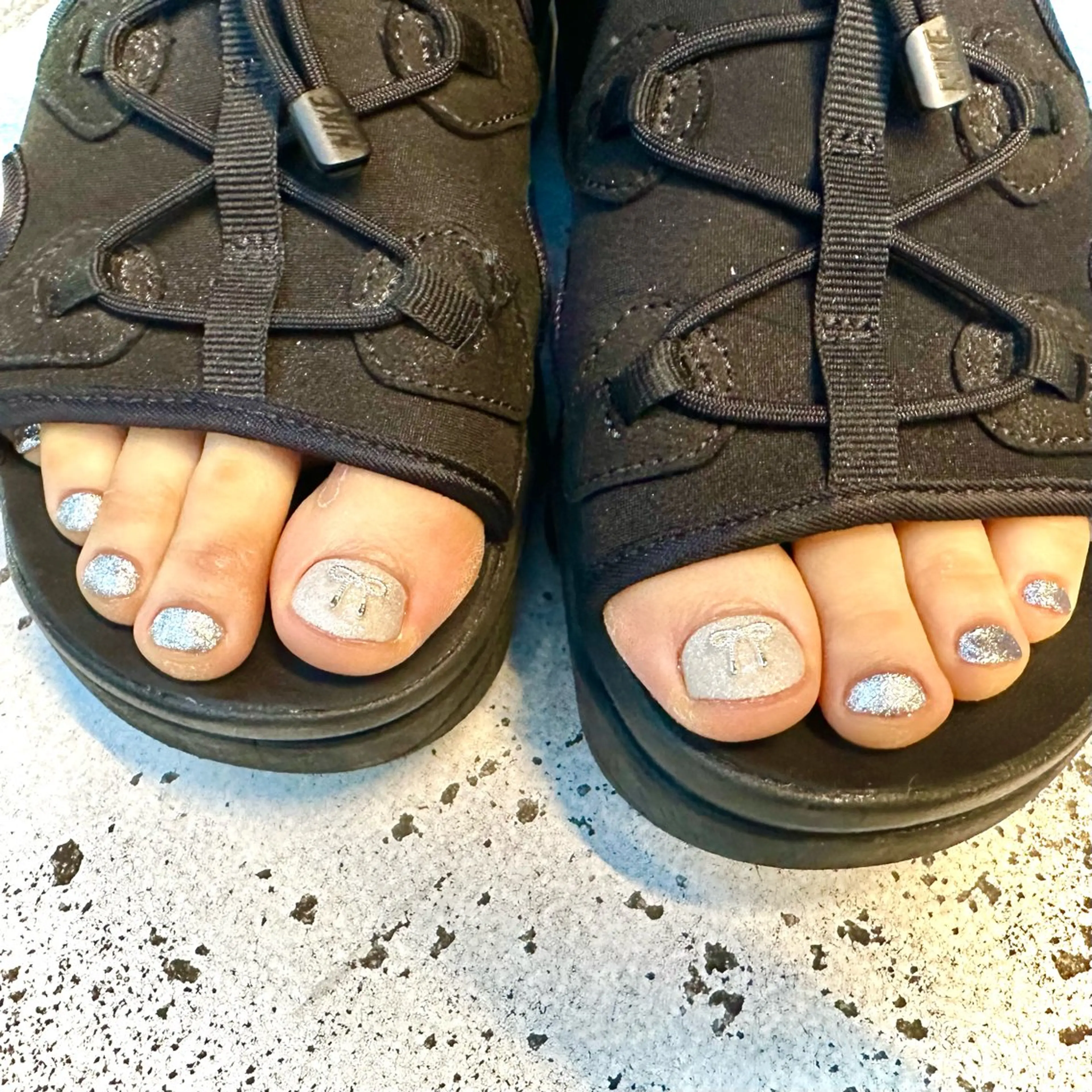 ネイル フットネイル キラキラネイル ラメ(グリッター) シルバー ホワイト erinca nail所属・圦本 有紀のネイルデザイン