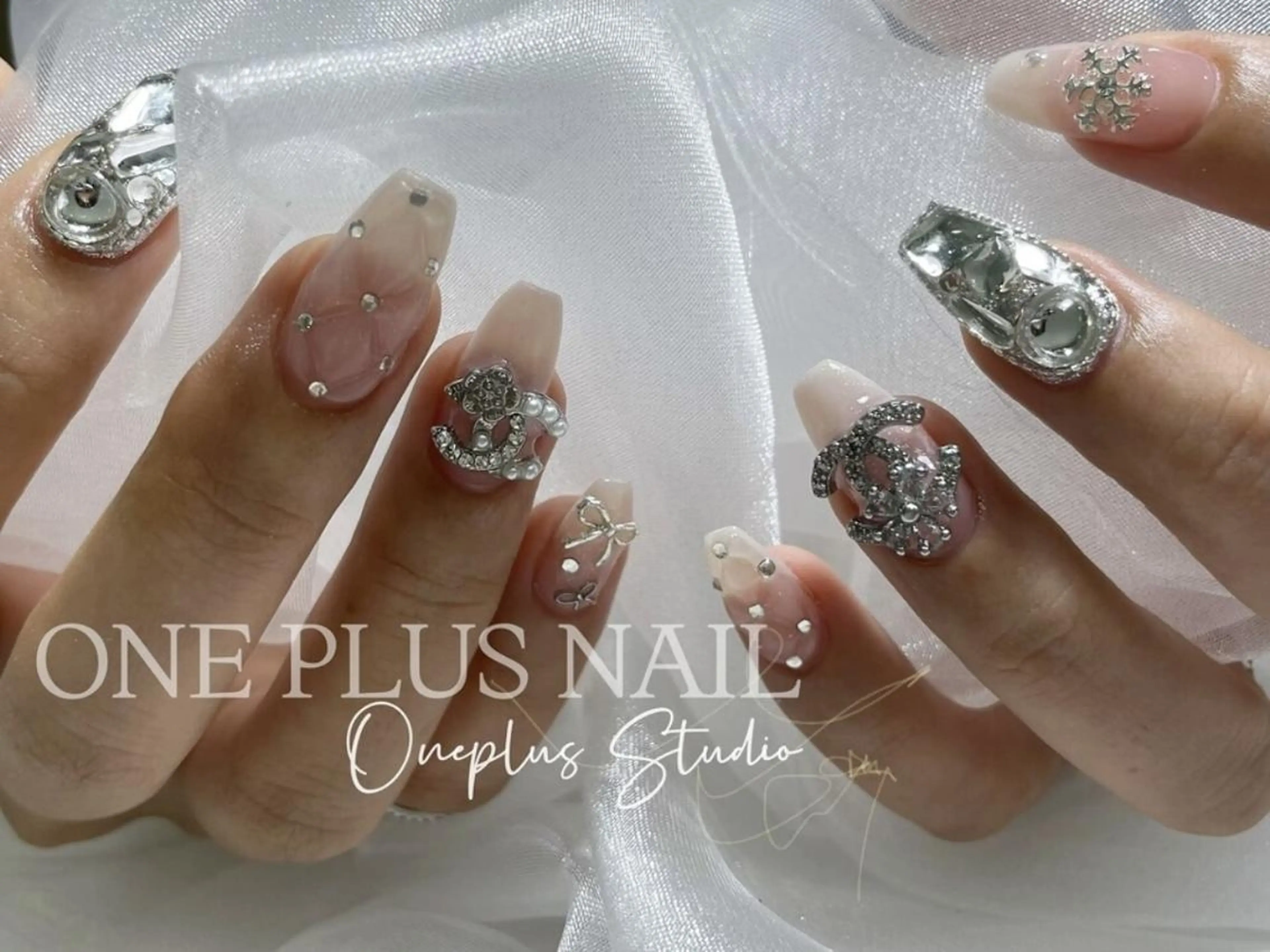 ネイル アートネイル オーロラネイル ガーリー キラキラネイル 韓国ネイル One Plus Nail Salonのネイルデザイン