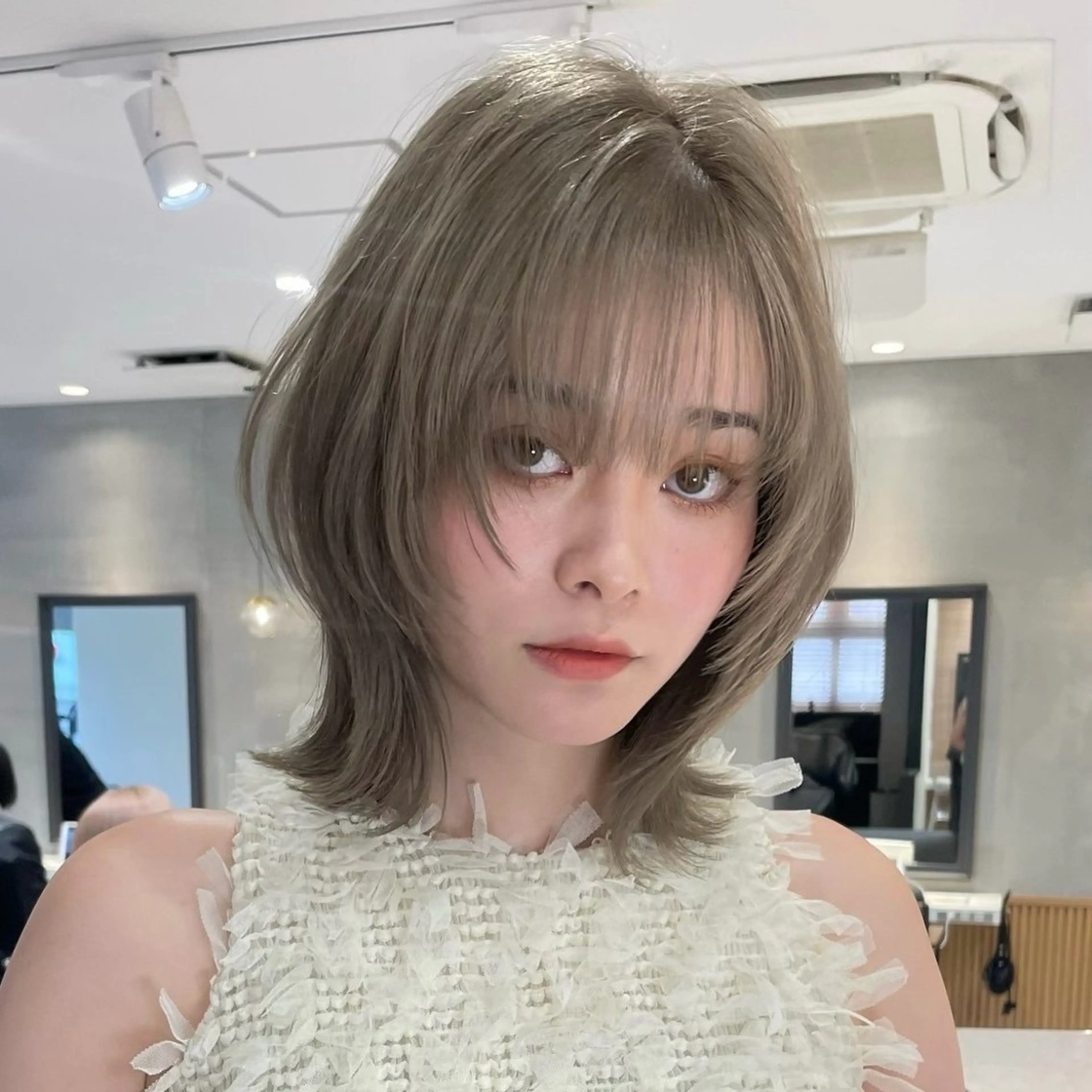 カラー グレージュ monaヘアアレンジ /ハイトーンのヘアスタイル