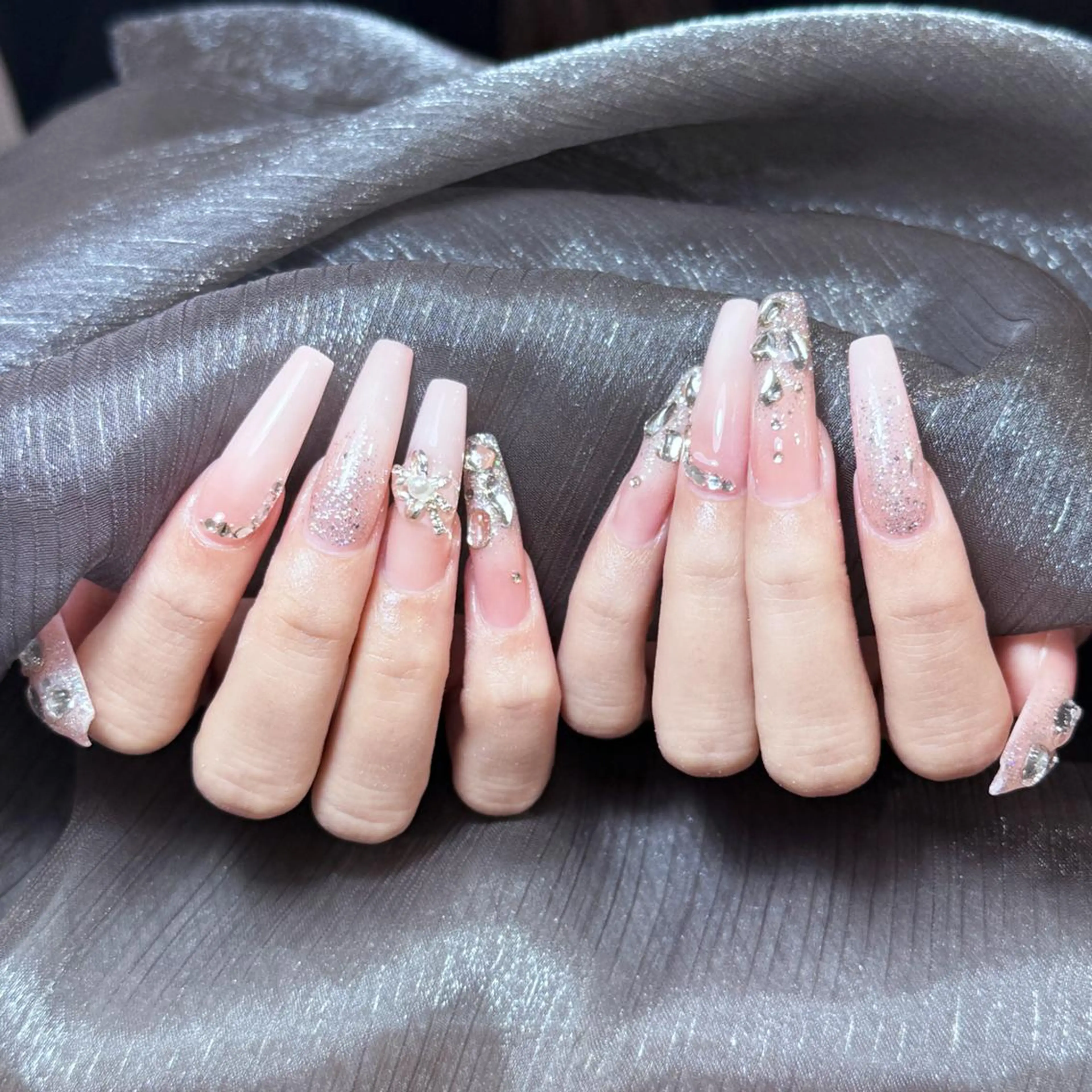 ネイル アートネイル オーロラネイル ガーリー キラキラネイル 韓国ネイル ハンドネイル nina 💅のネイルデザイン