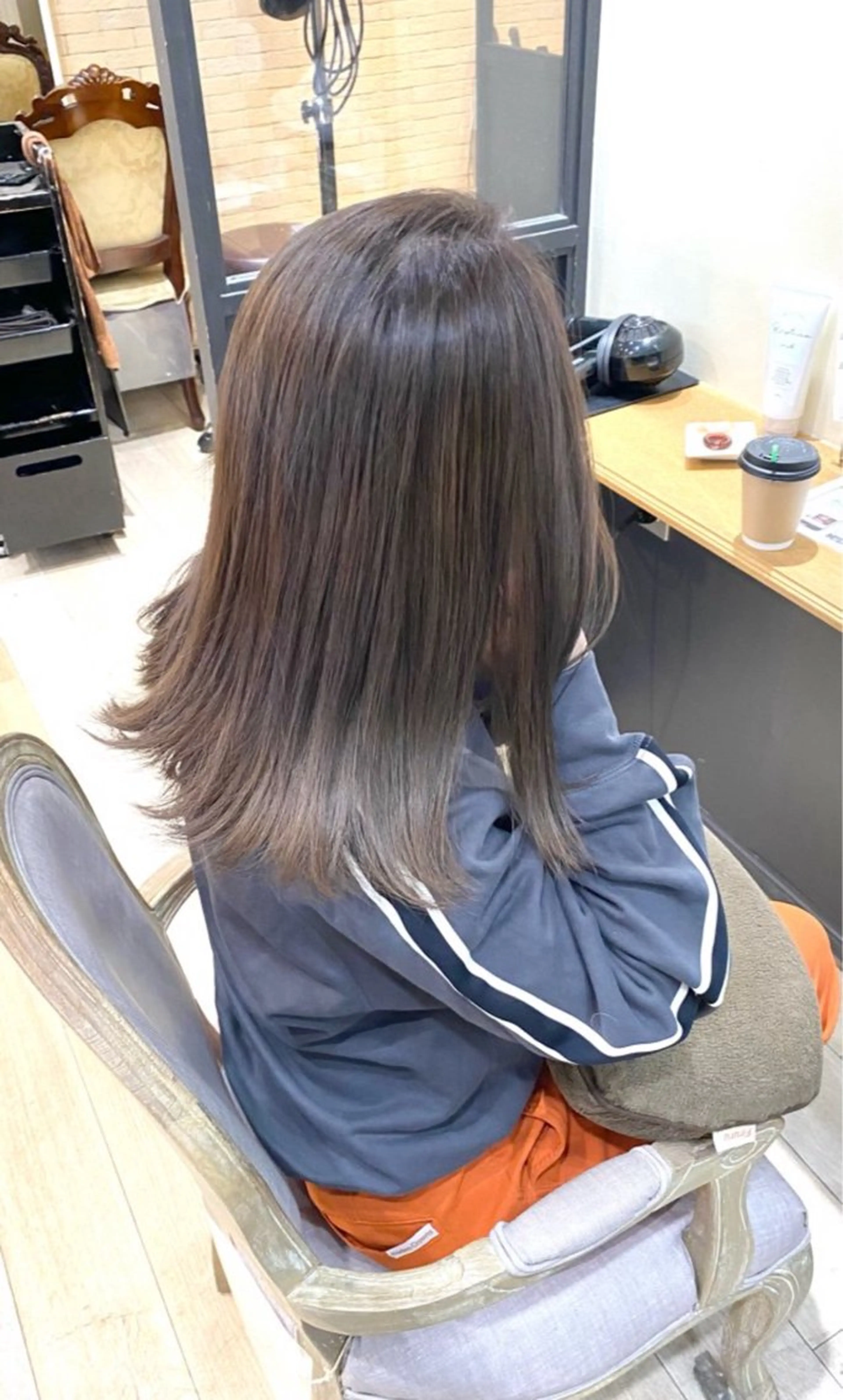 ミディアム カラー グレージュ 松尾 遥花のヘアスタイル