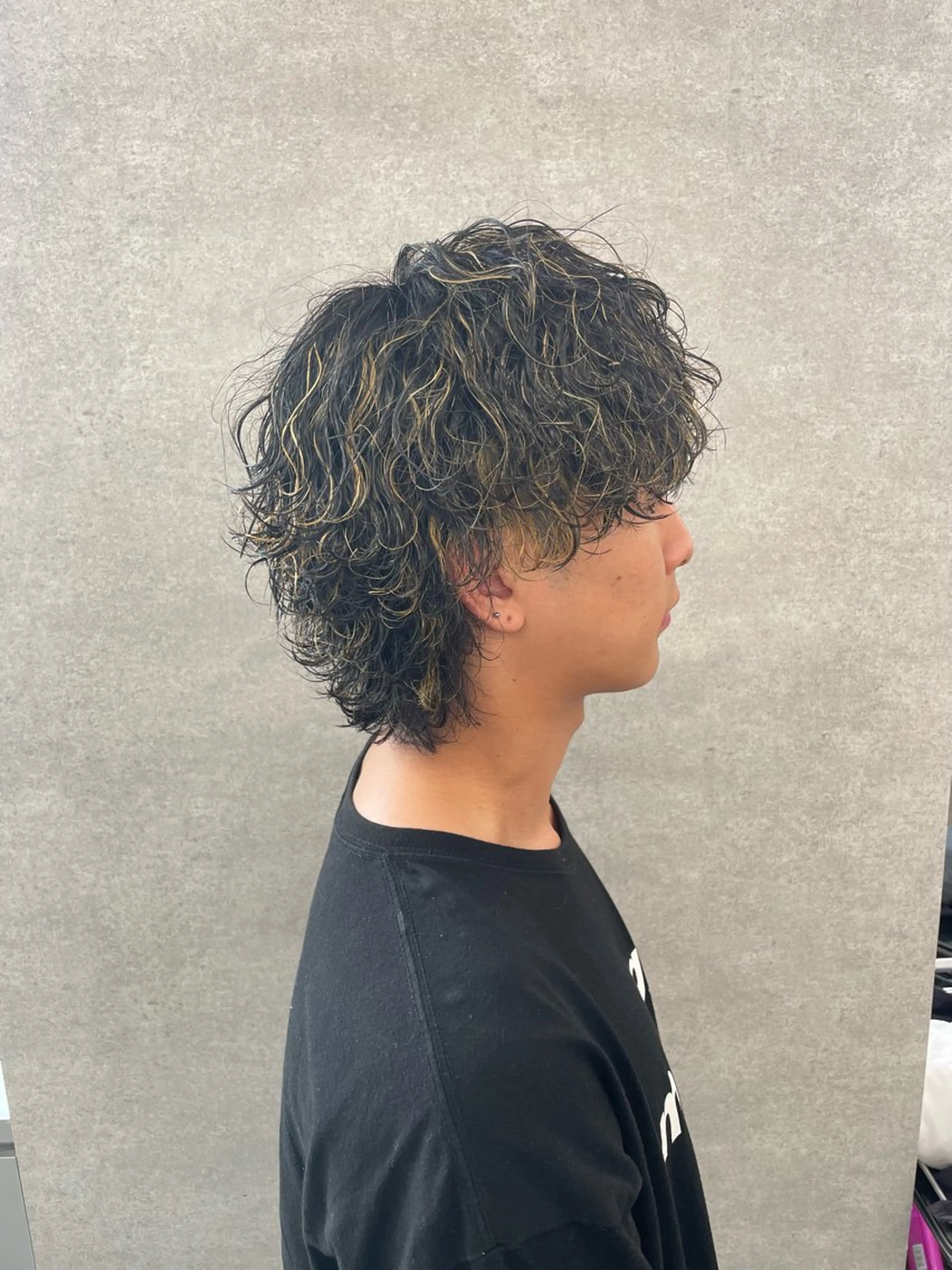 ショート カラー パーマ ヘアアレンジ メンズ キッズ センターパート メンズハイライト メンズハイトーン マッシュウルフ マッシュ カット パーマ トリートメント ヘッドスパ ヘアセット スパイキー/フェザー /波巻き/かいとのヘアスタイル
