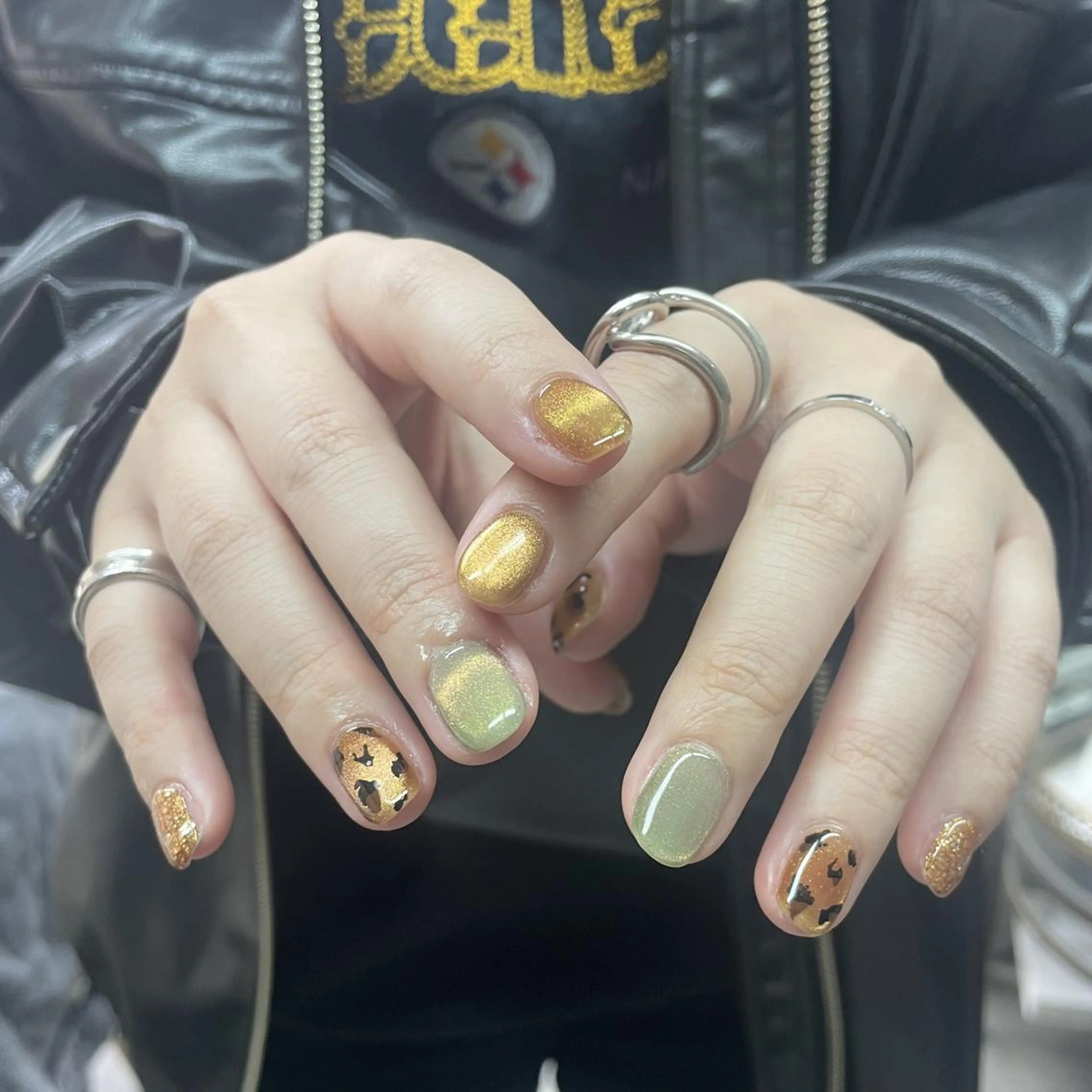 ネイル アートネイル べっ甲ネイル ジェルネイル グリーン キラキラネイル nailstudio eviz新宿店のネイルデザイン