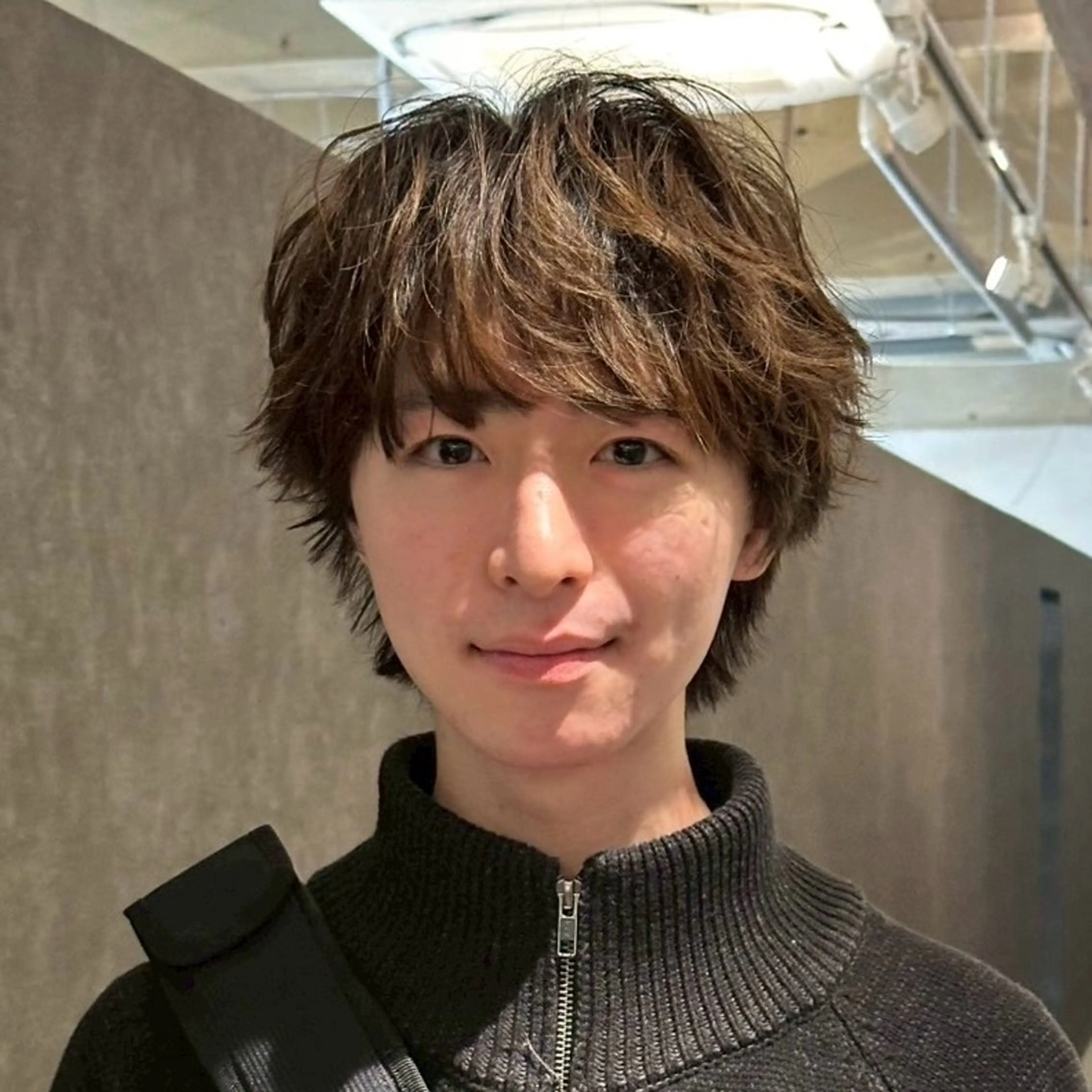 ショート パーマ メンズ メンズブリーチ センターパート フェードカット フェザーパーマ メンズハイライト 金山駅前メンズカット モデル募集 青島永透のヘアスタイル