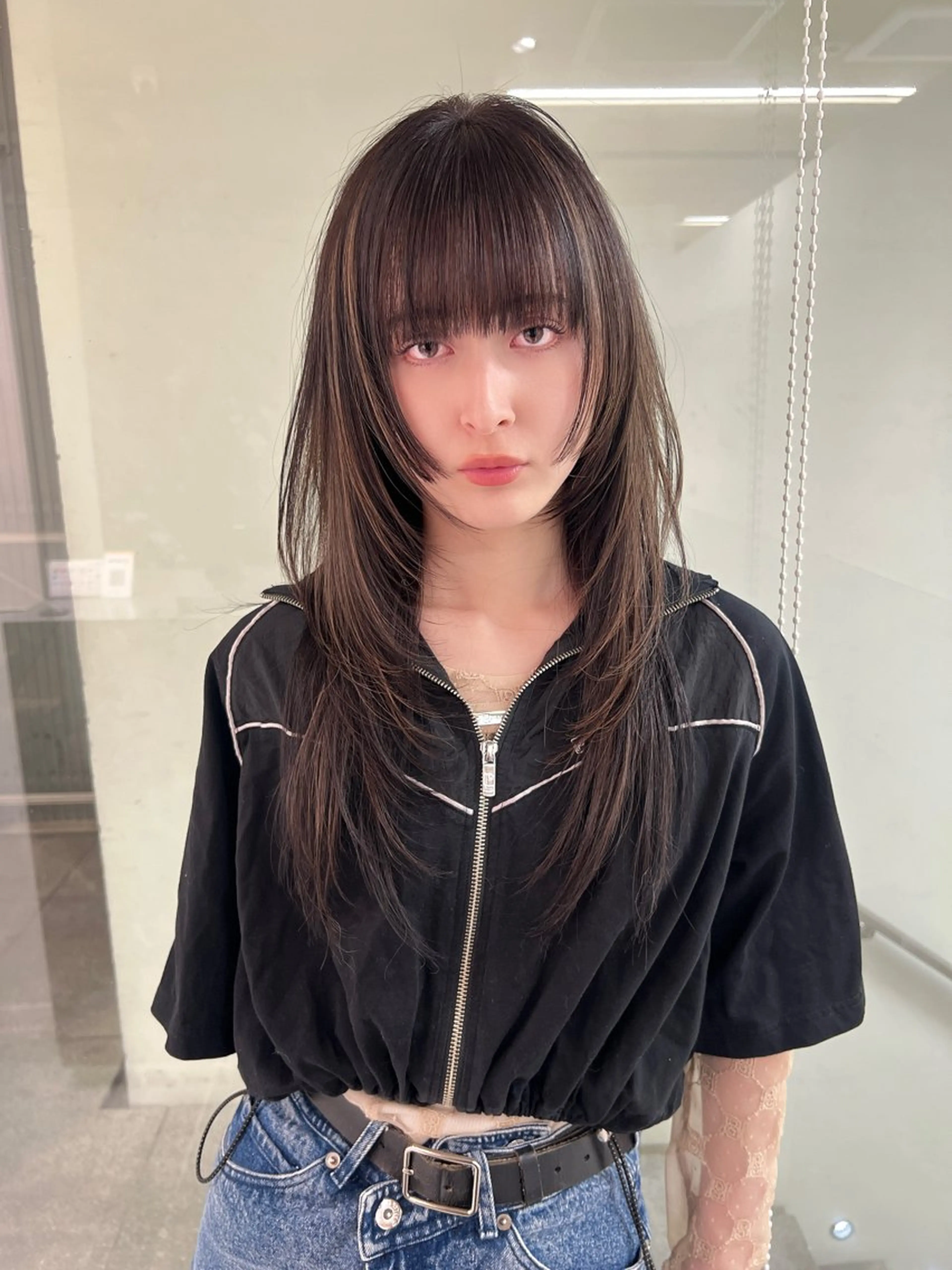 セミロング カラー ハイライトカラー インナーカラー ハイライト レイヤーカット salowin表参道HOLON所属・TOMOYAレイヤー ブリーチ縮毛矯正のヘアスタイル