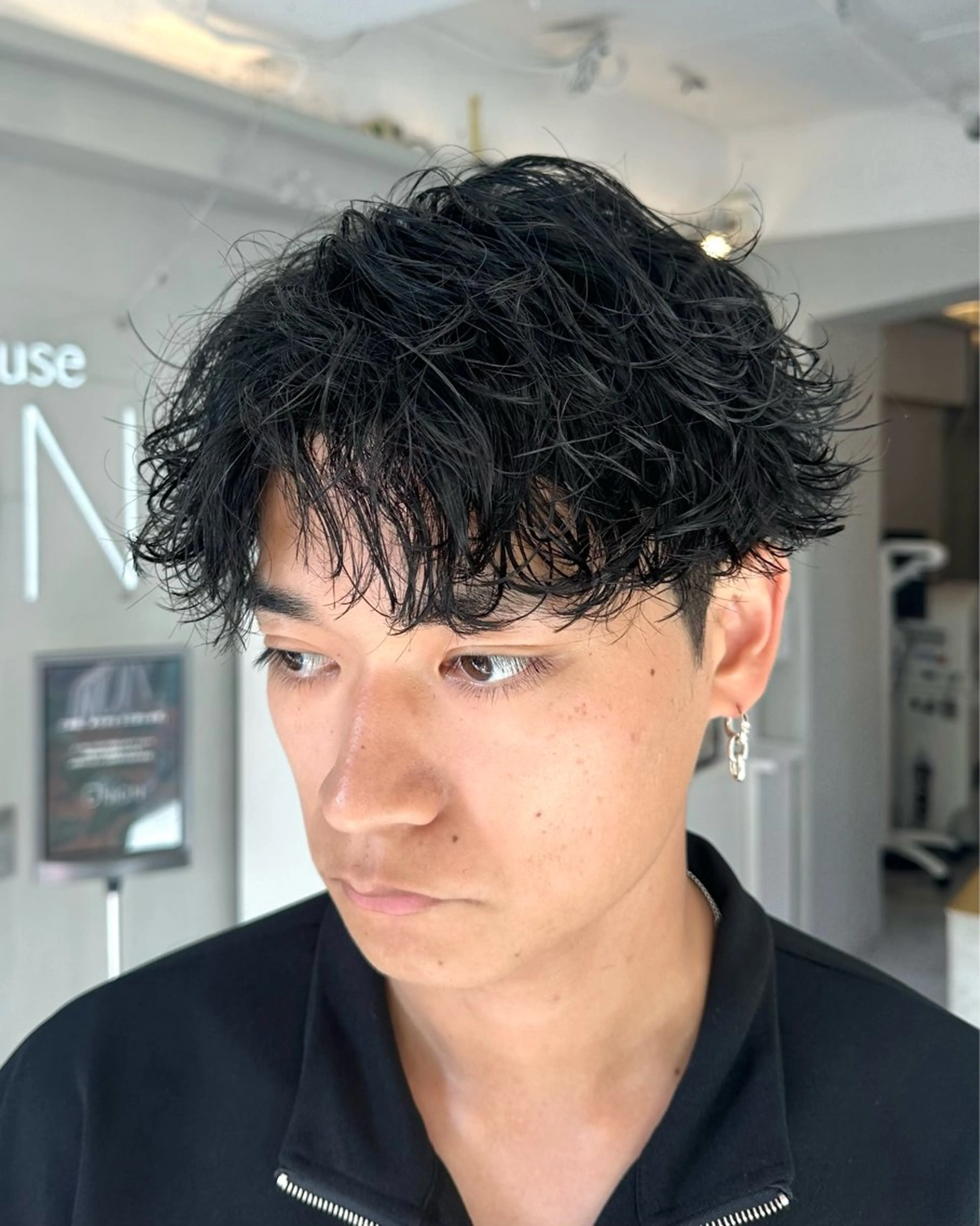 ショート パーマ メンズ センターパート メンズパーマ 刈り上げ 波巻きパーマ ショートヘア カット パーマ Je suis heureuse Union所属・佐藤 ふみやのヘアスタイル