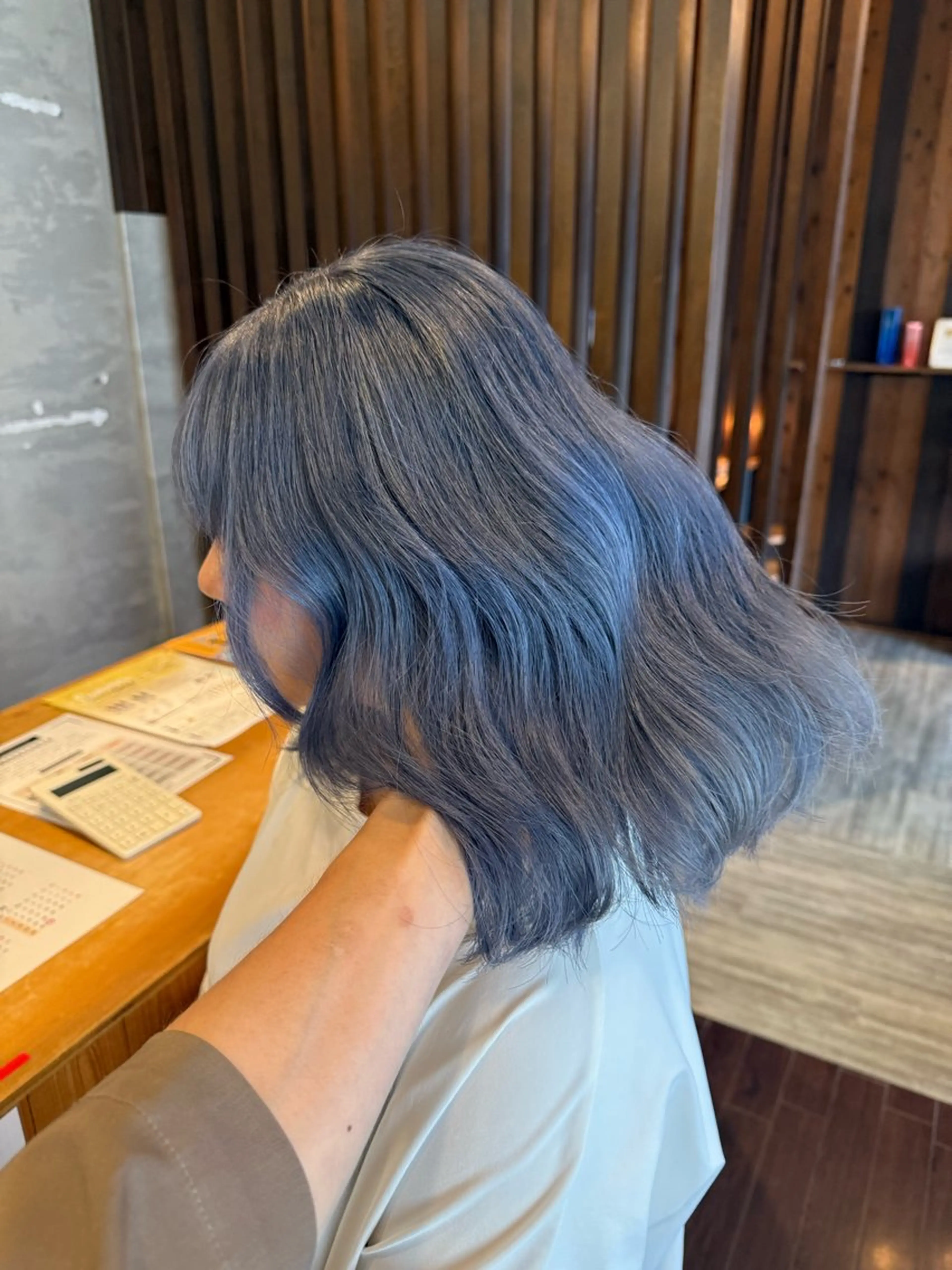 ミディアム カラー ブルーカラー シルバー ヘアカラー 具志 正太のヘアスタイル