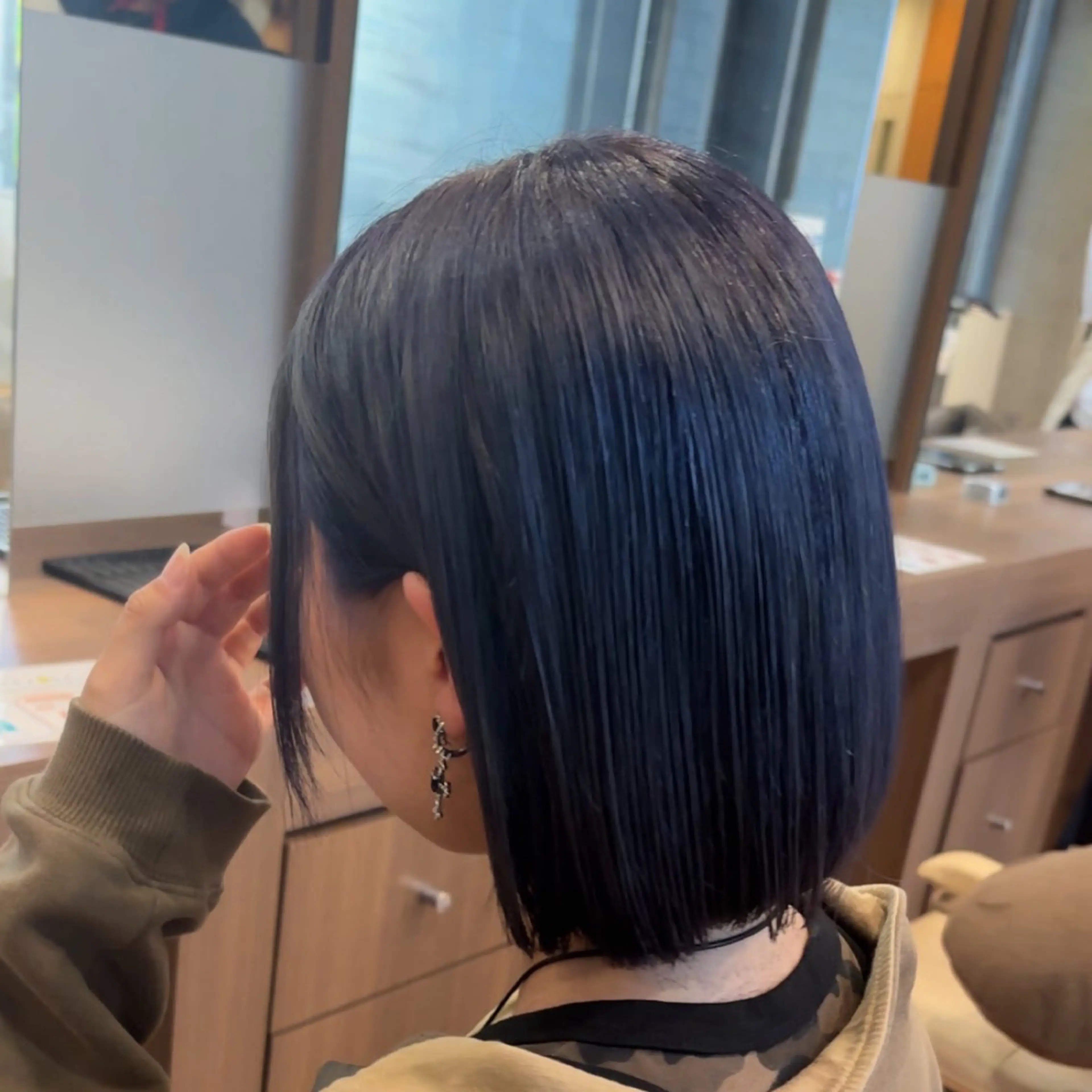 ショート カラー カット ヘアカラー トリートメント aura所属・波巻きパーマ✨️ ケアブリーチカラーのヘアスタイル