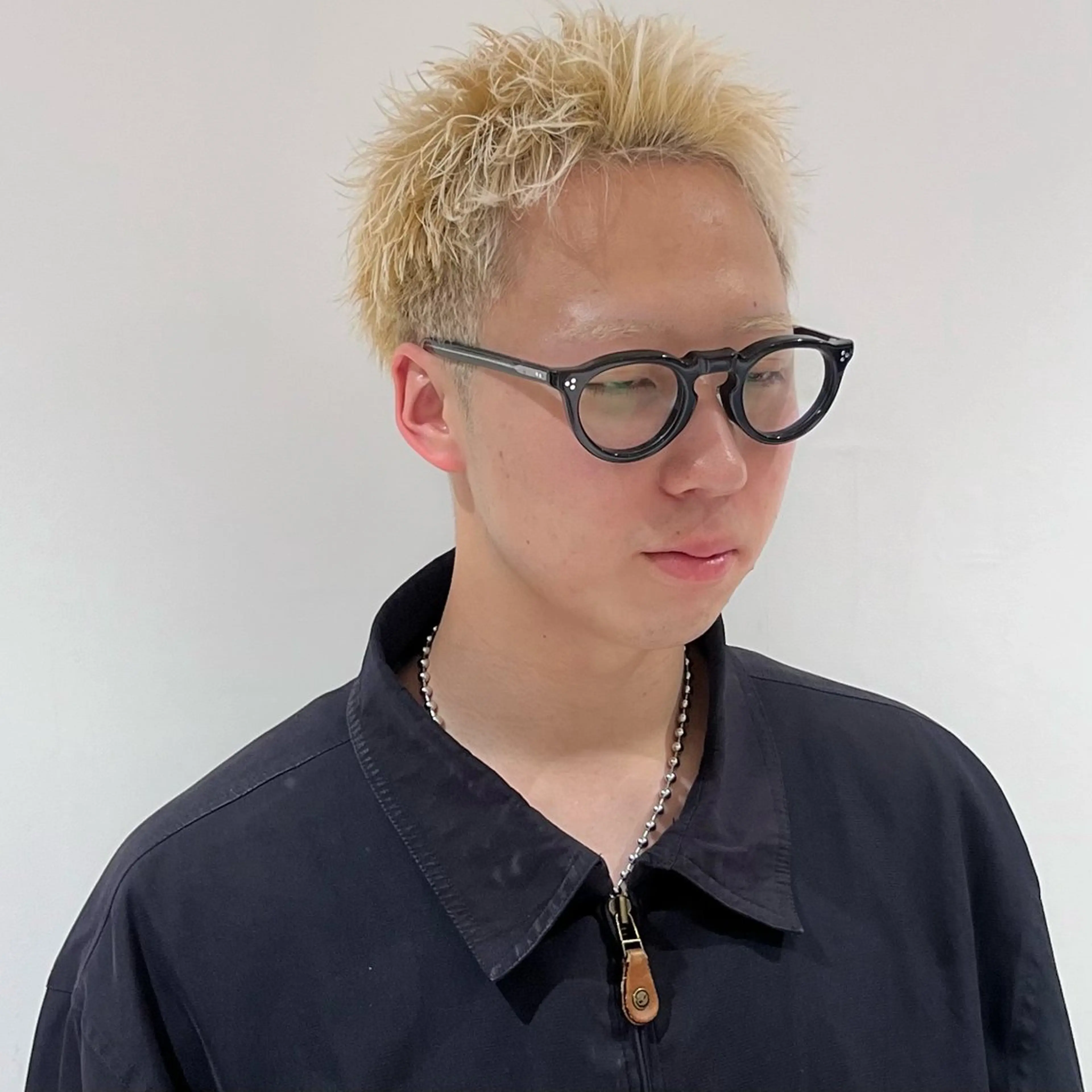 ショート 鼎一真ハイトーン/ パーマ/何でも屋さんのヘアスタイル