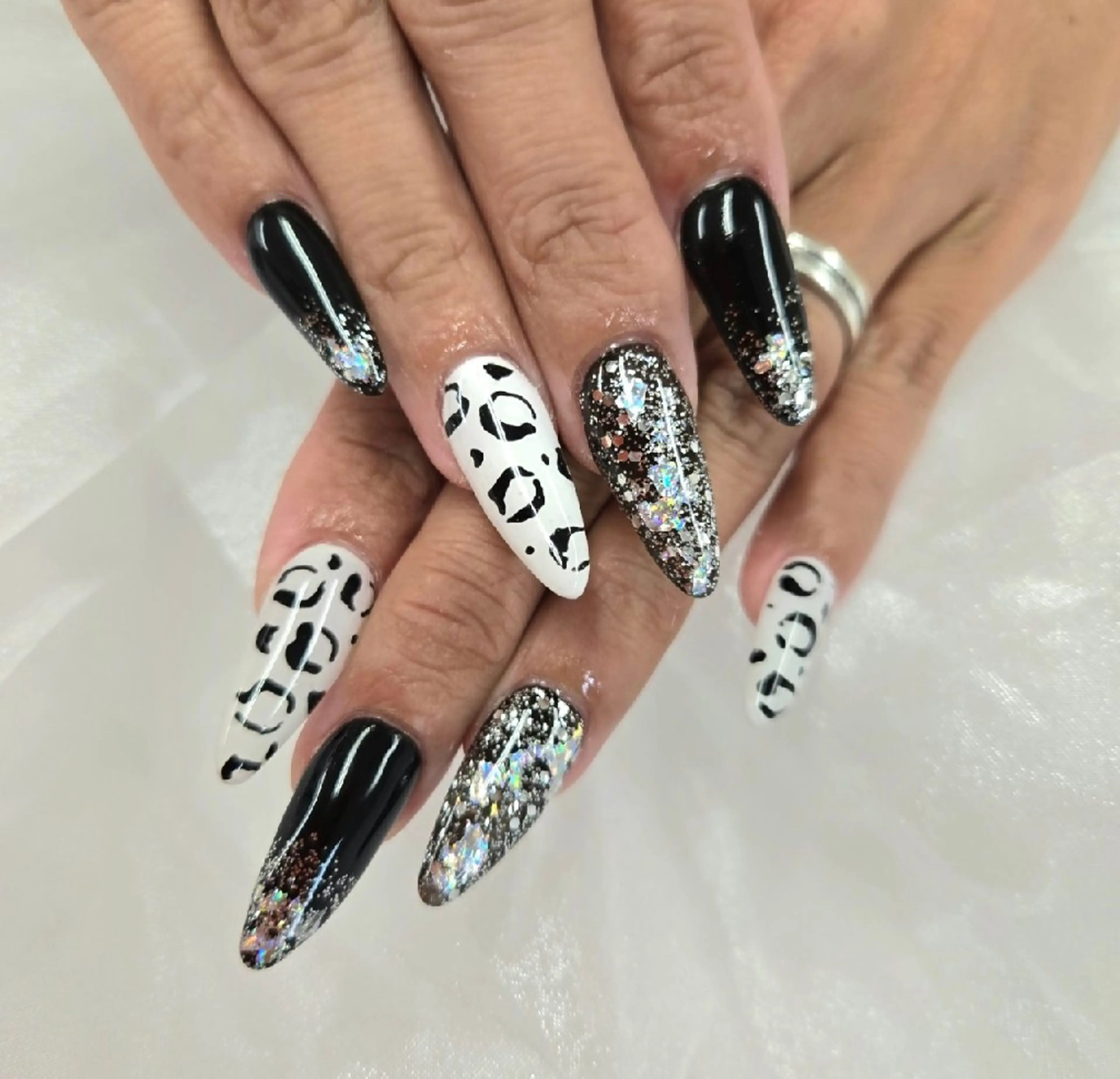 ネイル アニマル柄 ホワイト 冬ネイル Nail 🌱TSUBASAのネイルデザイン