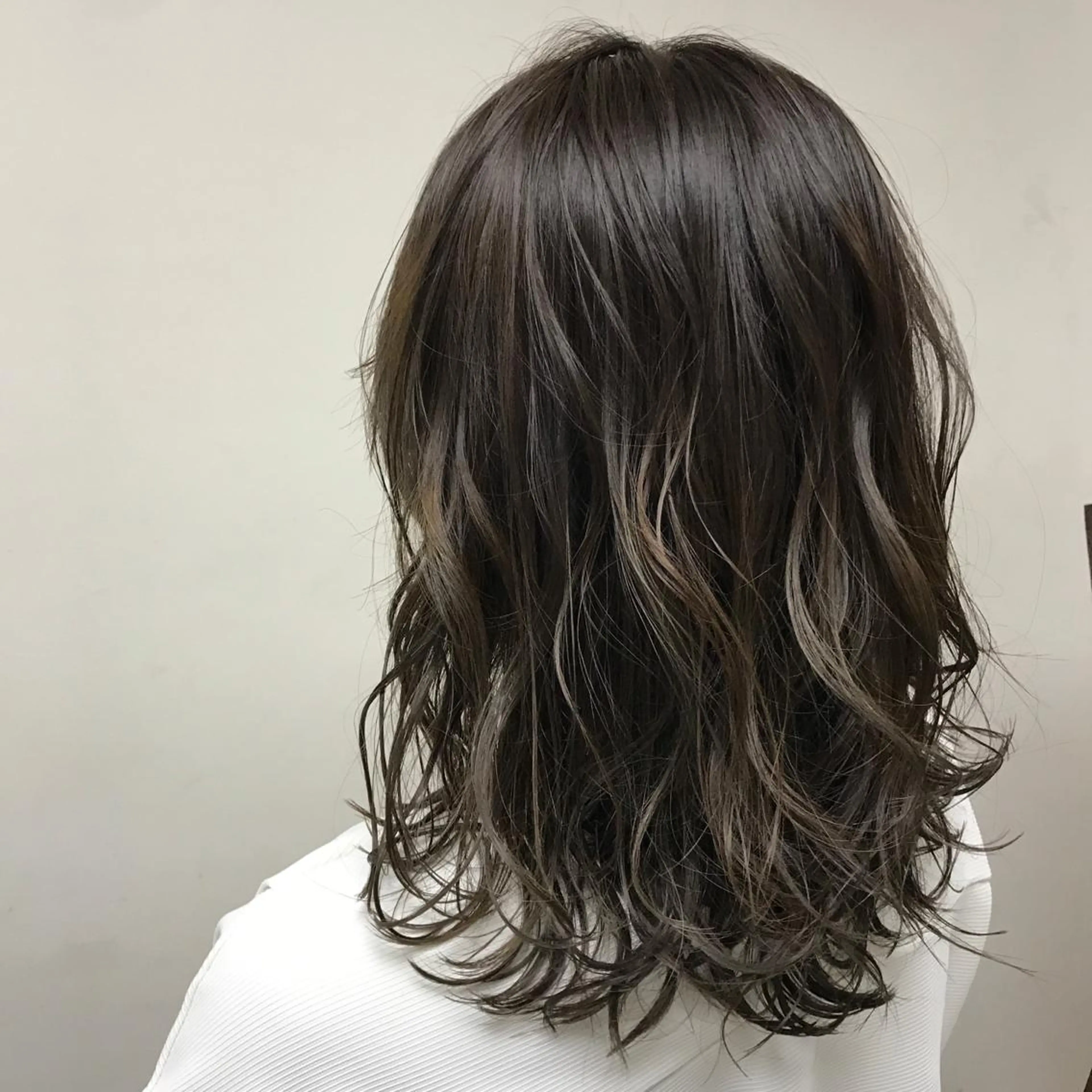 ミディアム カラー アッシュ アッシュグレー coupe ciseauxのヘアスタイル