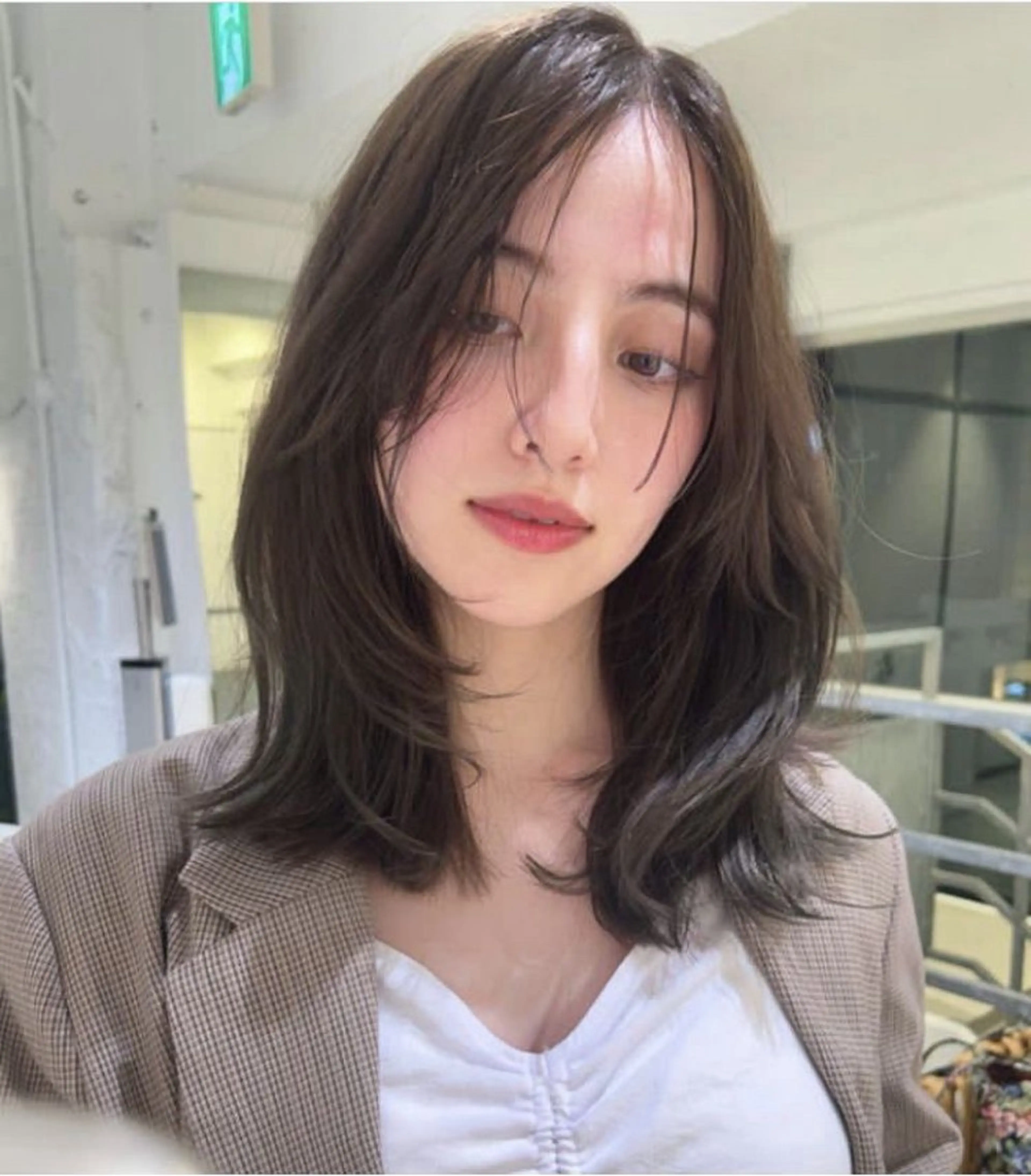 ミディアム レイヤーカット tricot TOKYO AVEDA 表参道店所属・西嶋 祐太のヘアスタイル