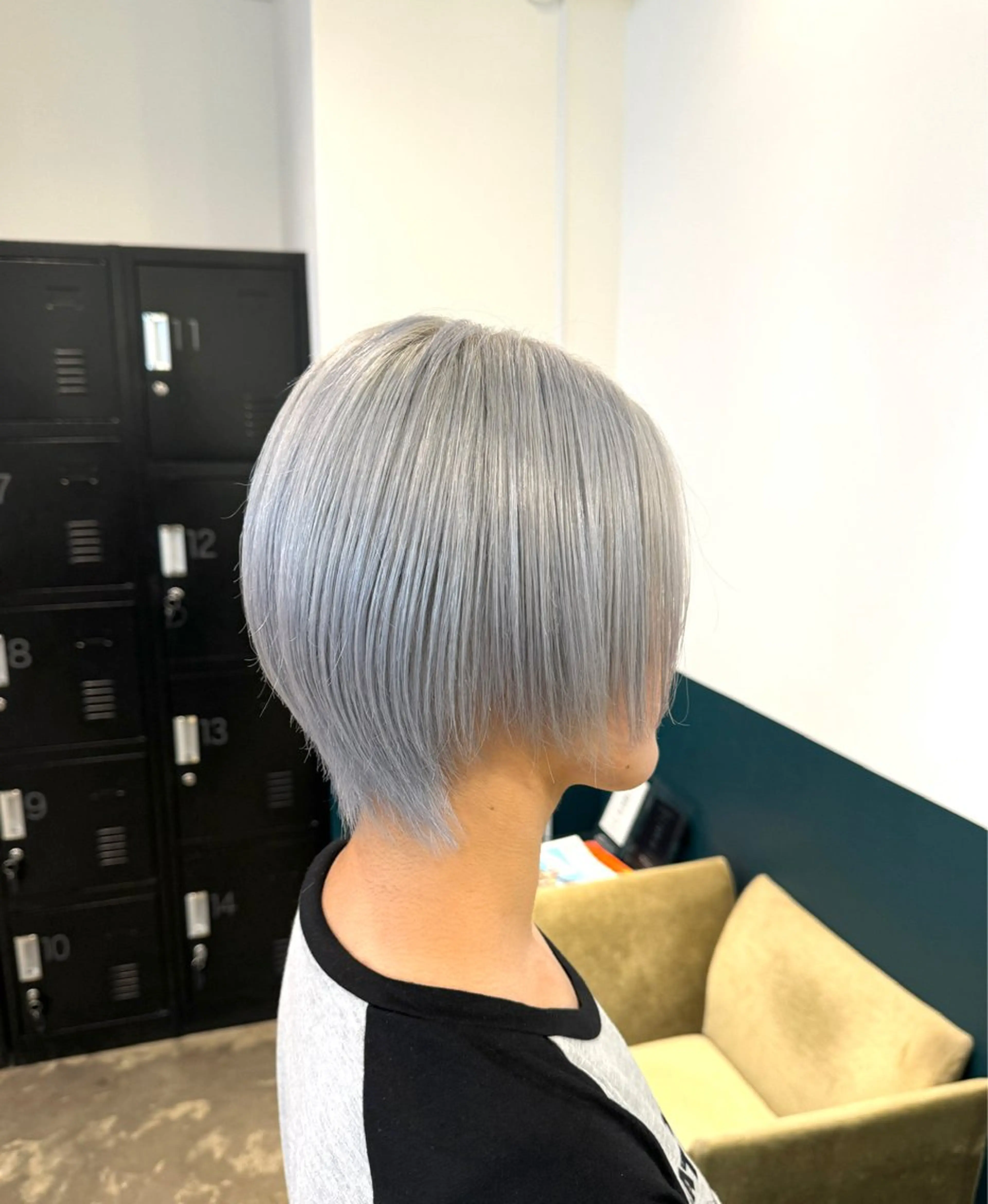 ショート カラー ハンサムショート シルバー ホワイトシルバー ショートヘア ヘアカラー 聖斗 /ハイトーン/パーマのヘアスタイル