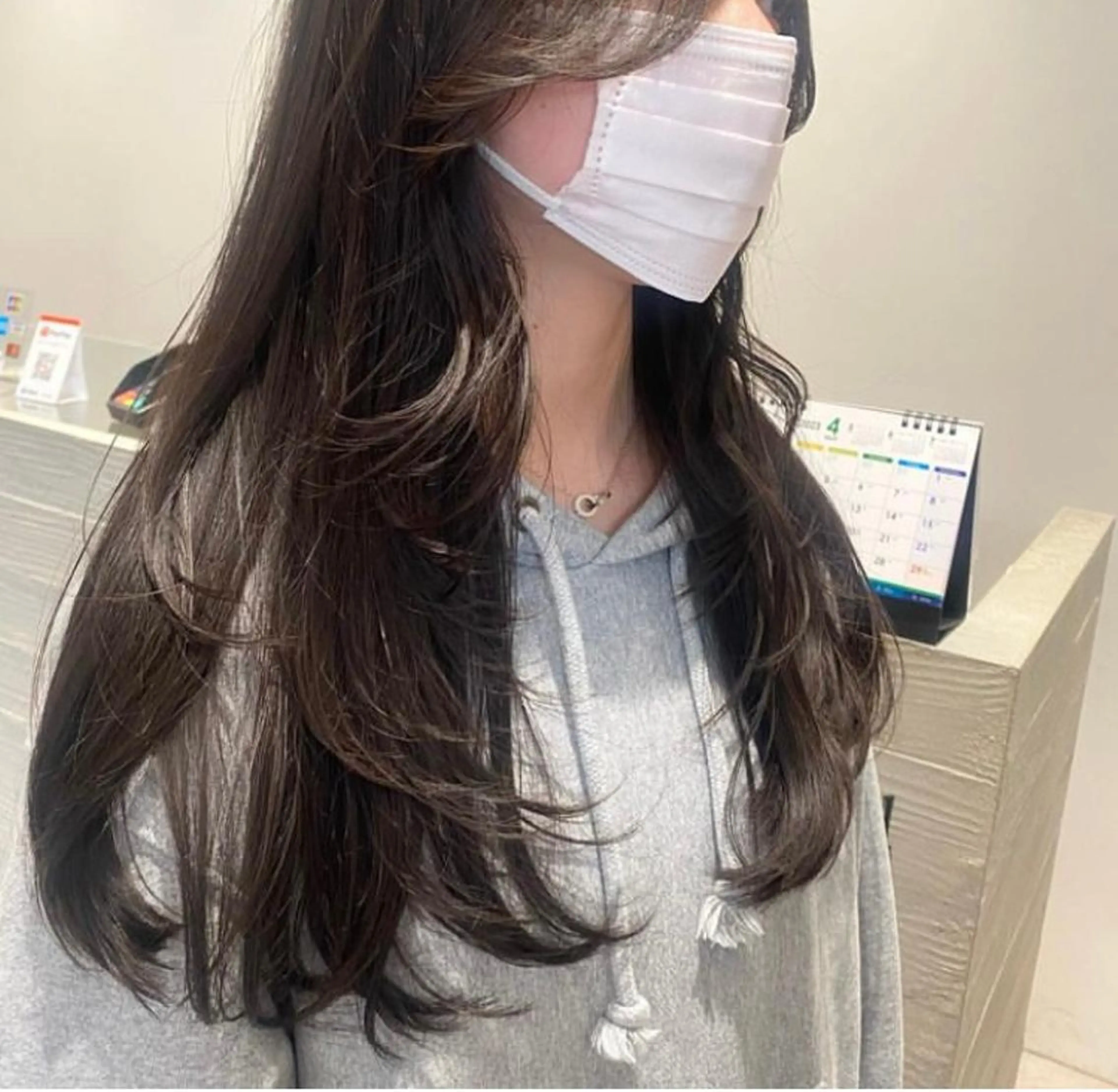 ロング 韓国風ヘア レイヤーカット サキ🤍ハイトーン 🩰くびれ巻きヘアのヘアスタイル