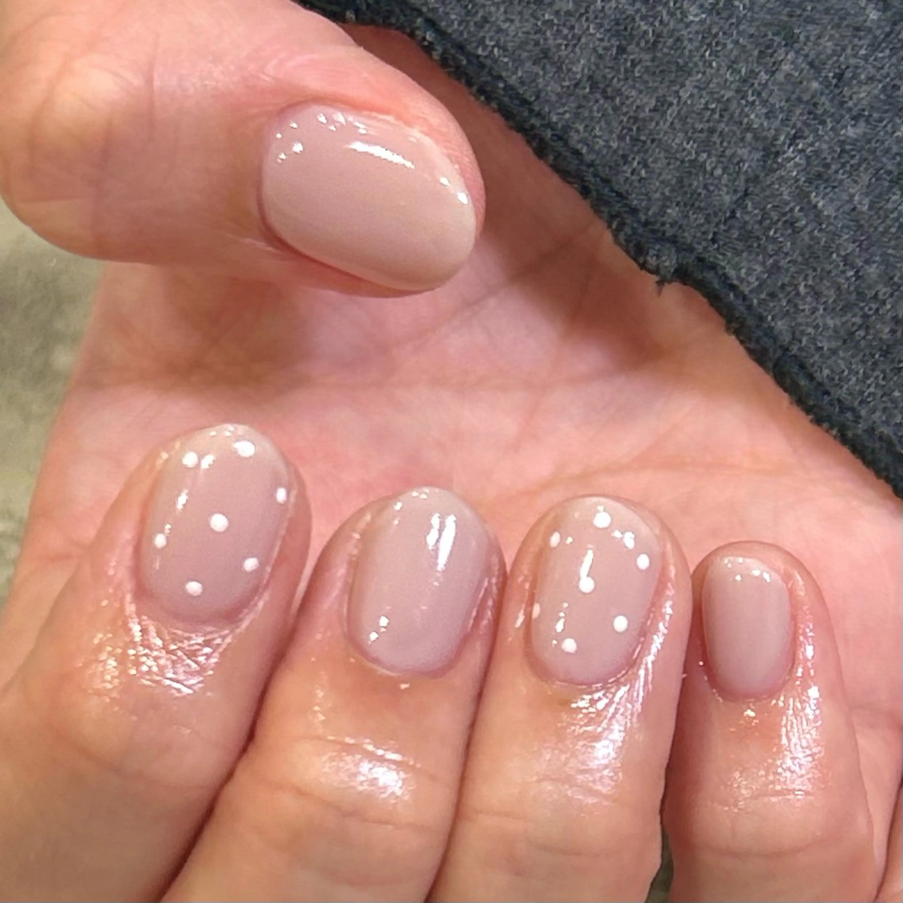 ネイル ドット ホワイト ハンドネイル Platluce. AINAのネイルデザイン