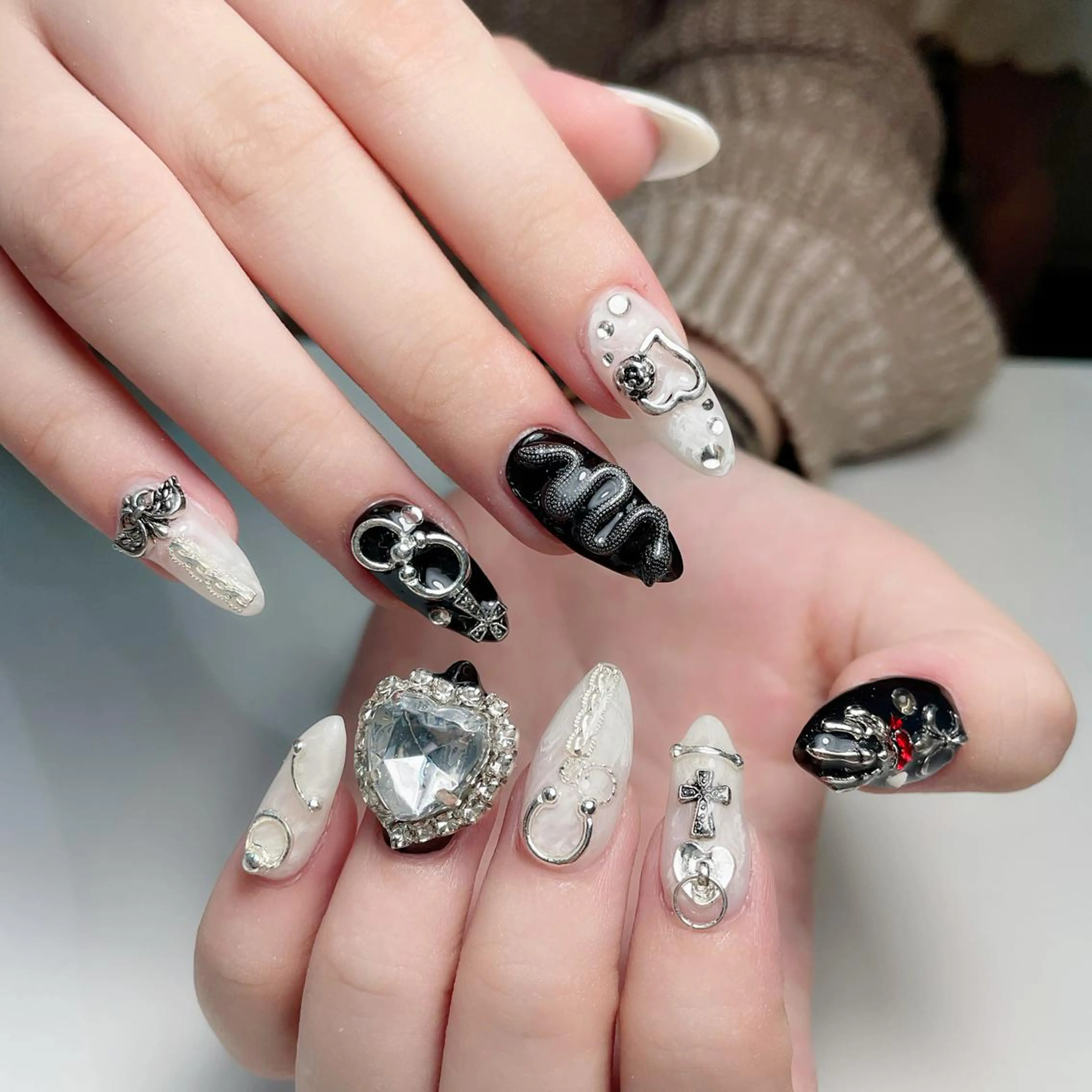 ネイル クリアネイル フラッシュネイル フラワーネイル グラデーション キラキラネイル ハンドネイル NailPrincess所属・princess スカルプ専門店のネイルデザイン