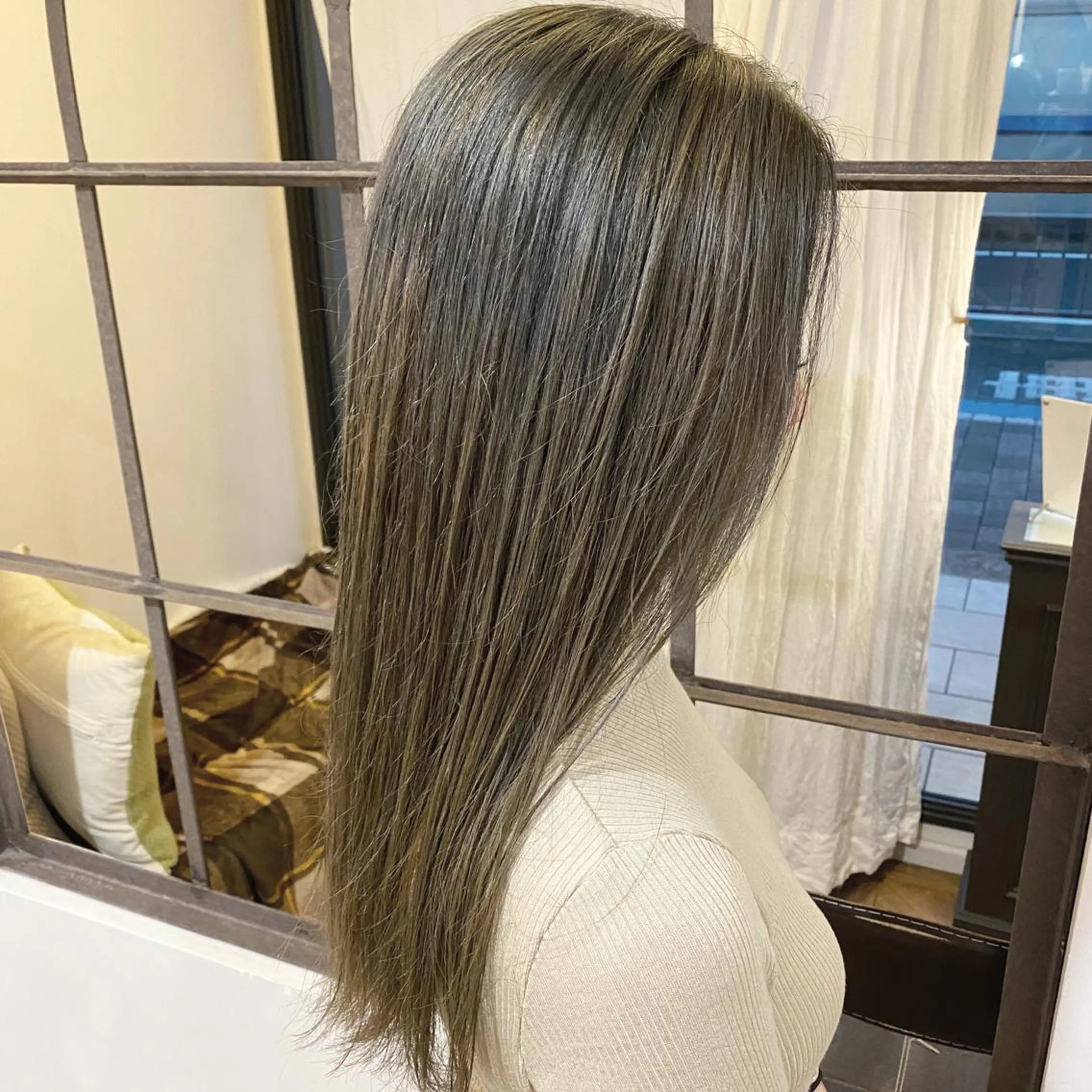 ミディアム 峯 志帆のヘアスタイル