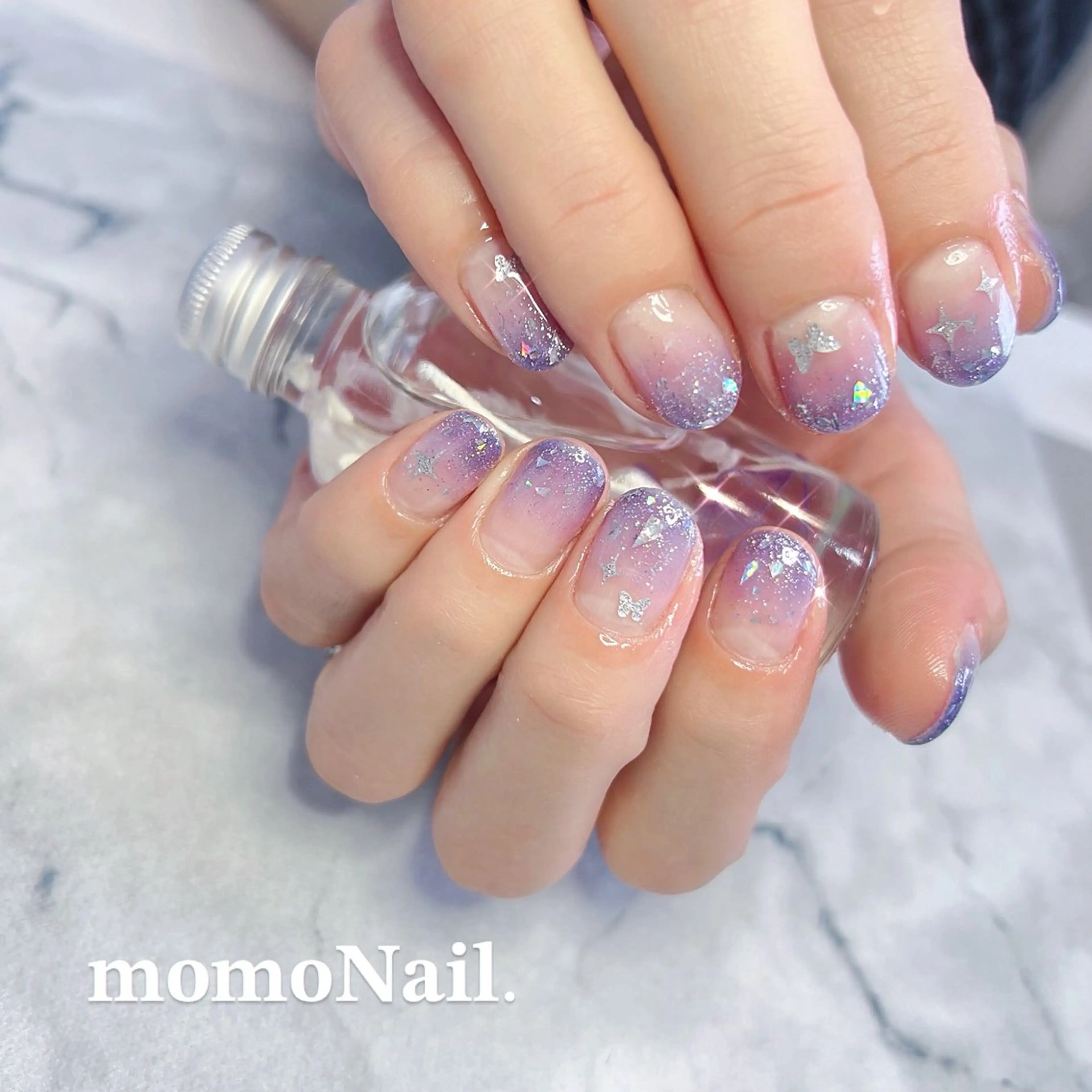 ネイル ブルー グラデーション ラメ(グリッター) ラメグラデーション momoNail. momoka🍑のネイルデザイン