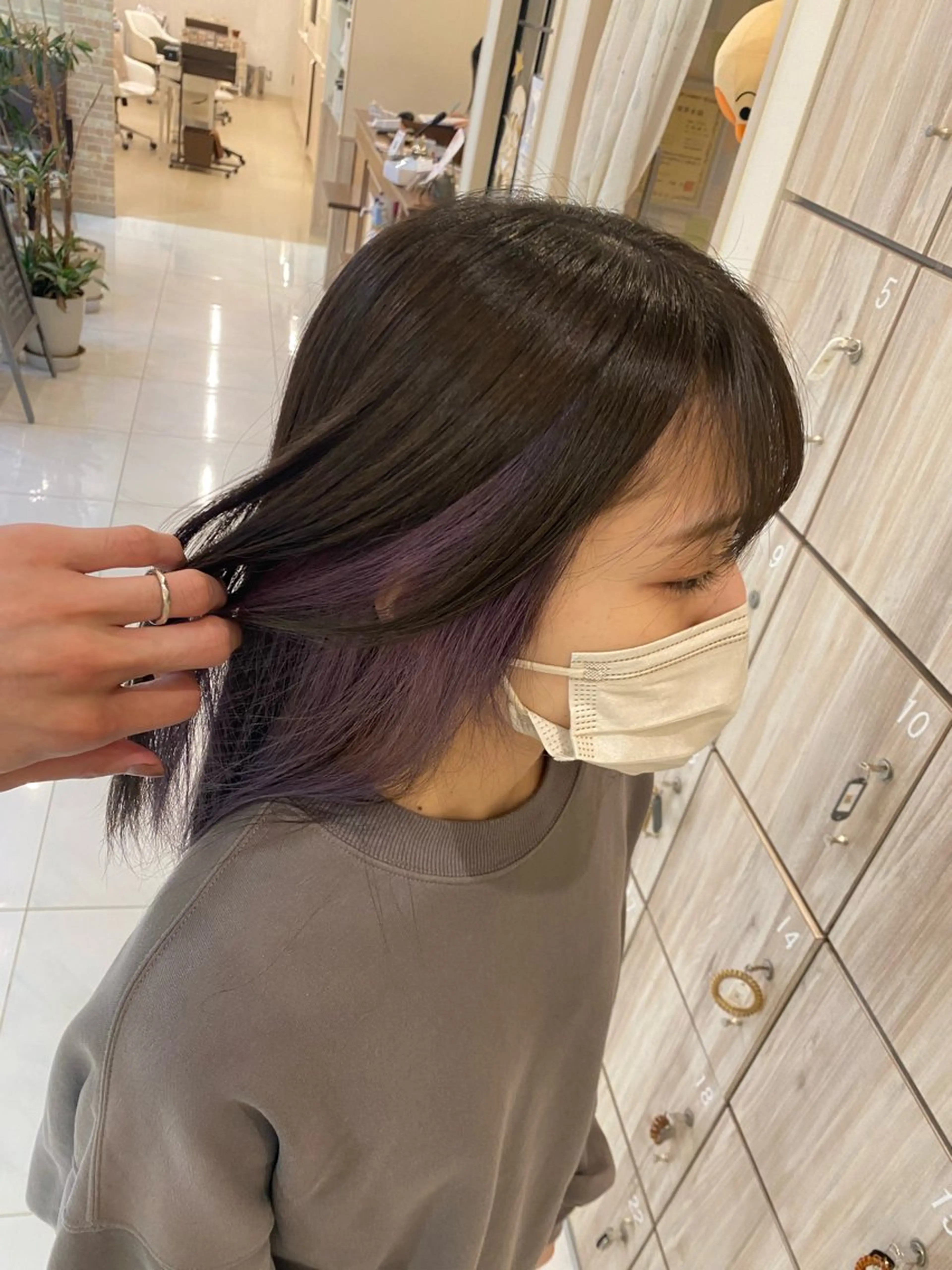 ロング カラー ブリーチ ケアブリーチ イヤリングカラー インナーカラー ラベンダーカラー 山脇 聖竜のヘアスタイル