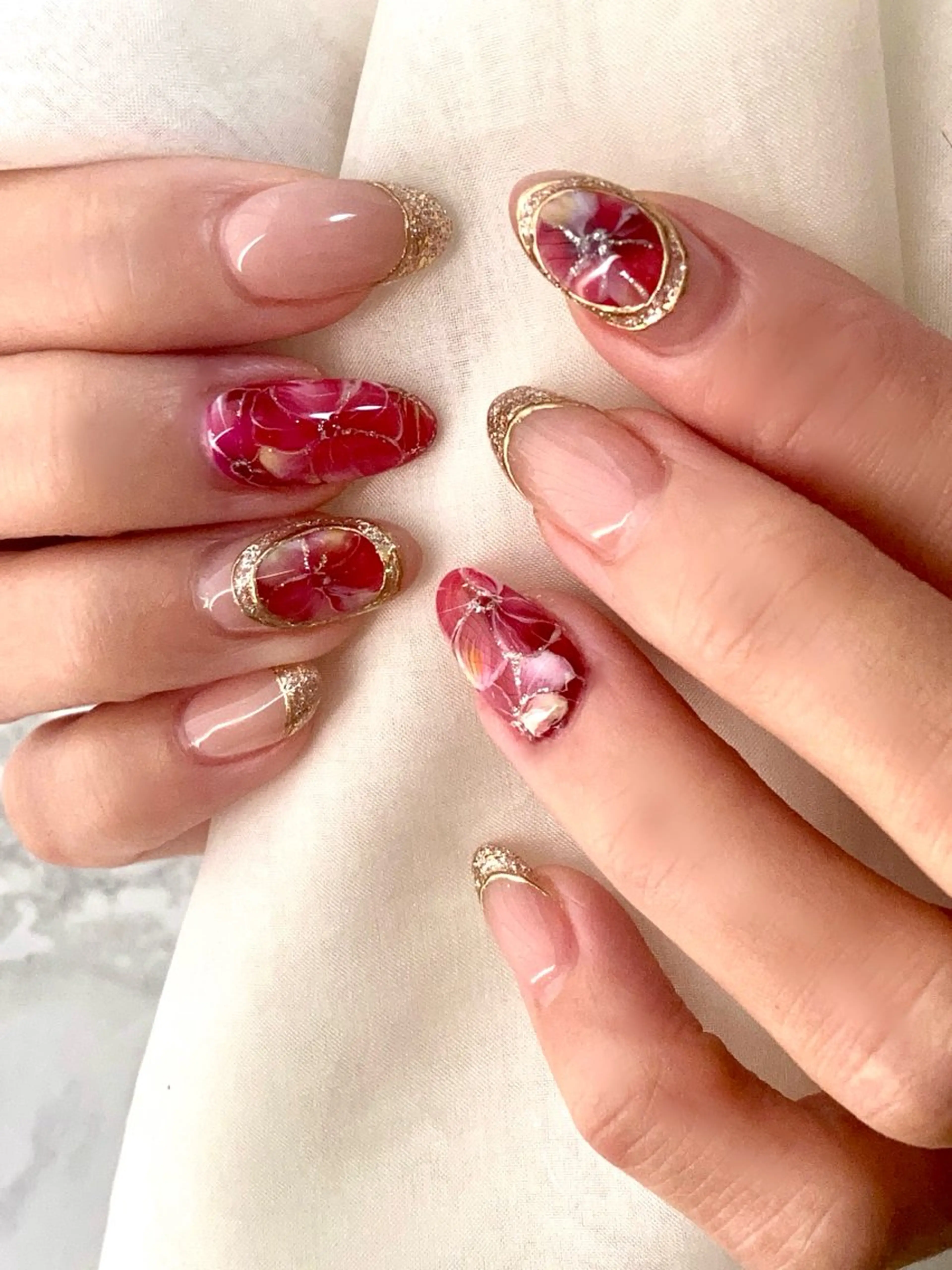 ネイル アートネイル フラワーネイル 赤色 冬ネイル クリスマス ハンドネイル ネイルサロン　アルストロメリア所属・nail salon アルストロメリアのネイルデザイン