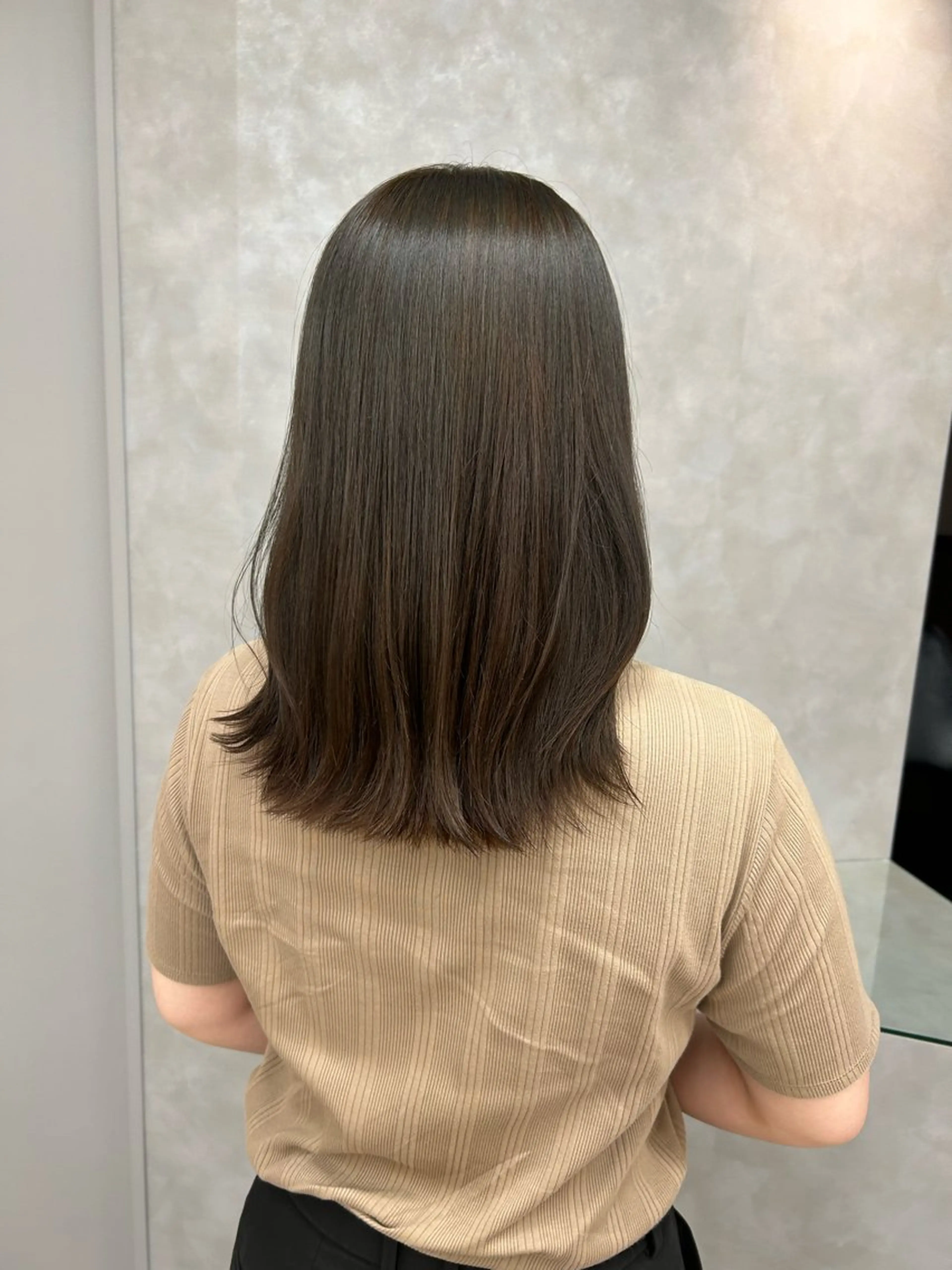 セミロング ルネ所属・切りっぱなしボブ グレージュ/福田梢のヘアスタイル