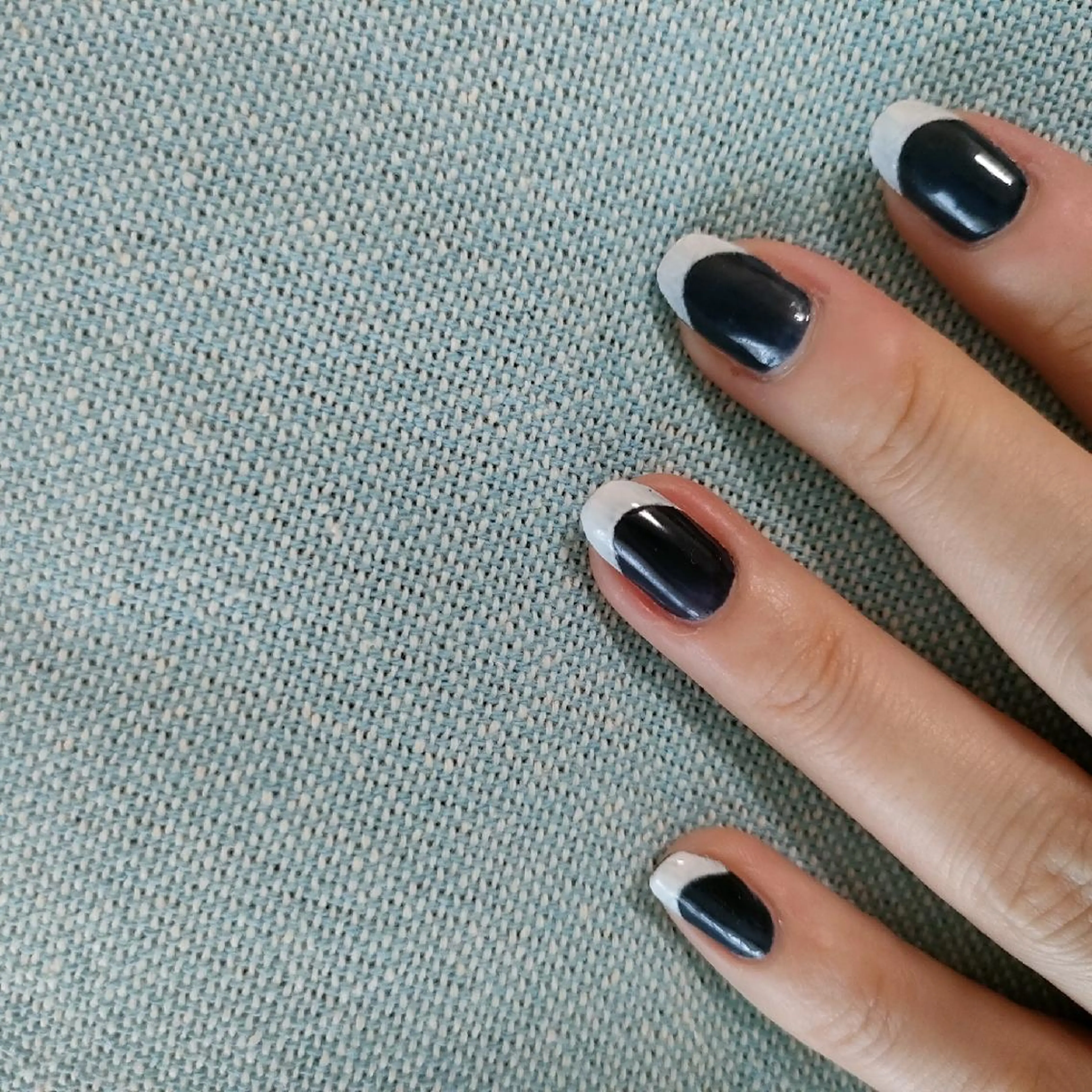 ネイル フレンチネイル 赤色 黄色 oir. nailsalonのネイルデザイン