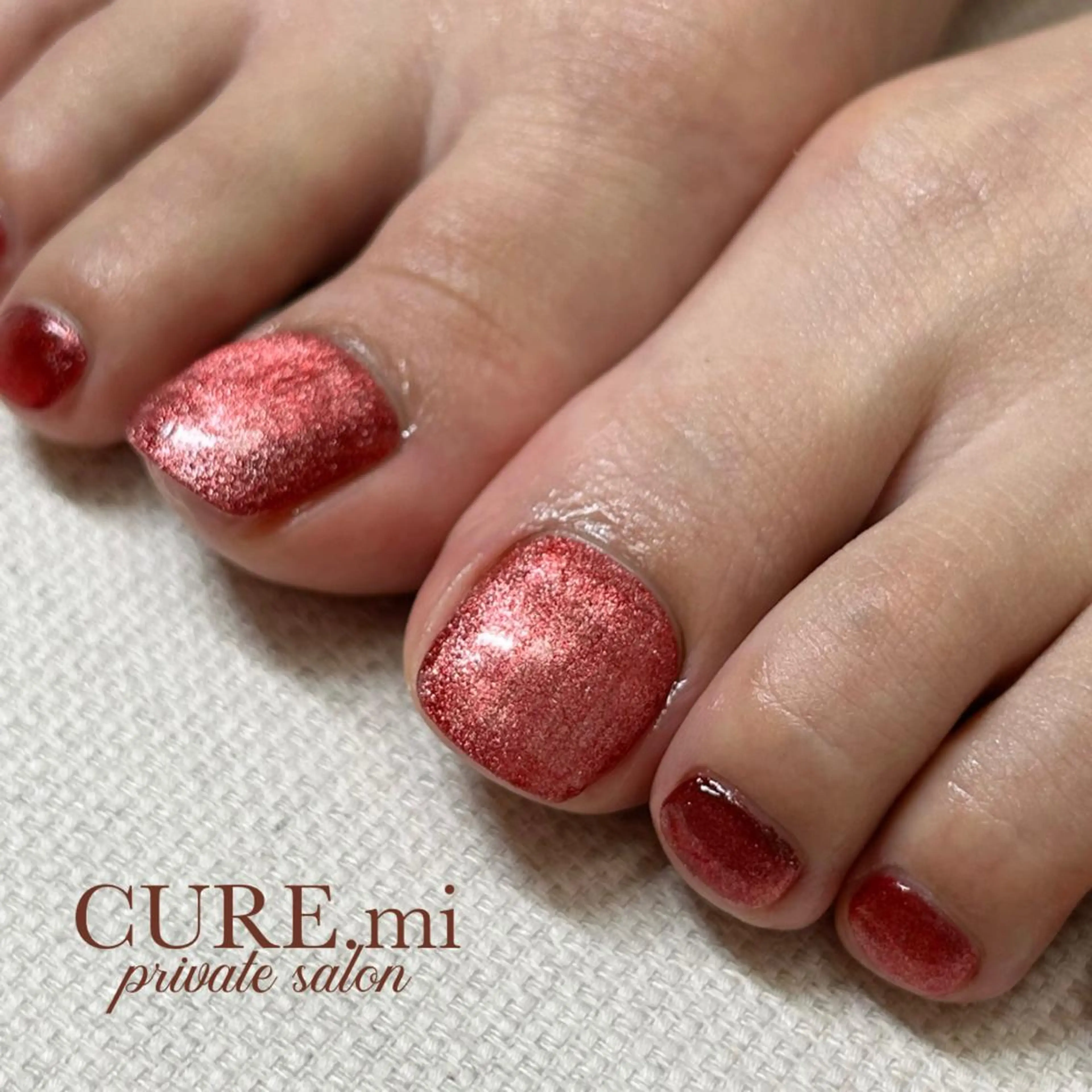 ネイル フットネイル マグネットネイル 赤色 フットネイル CURE.mi所属・伊藤 美香のネイルデザイン