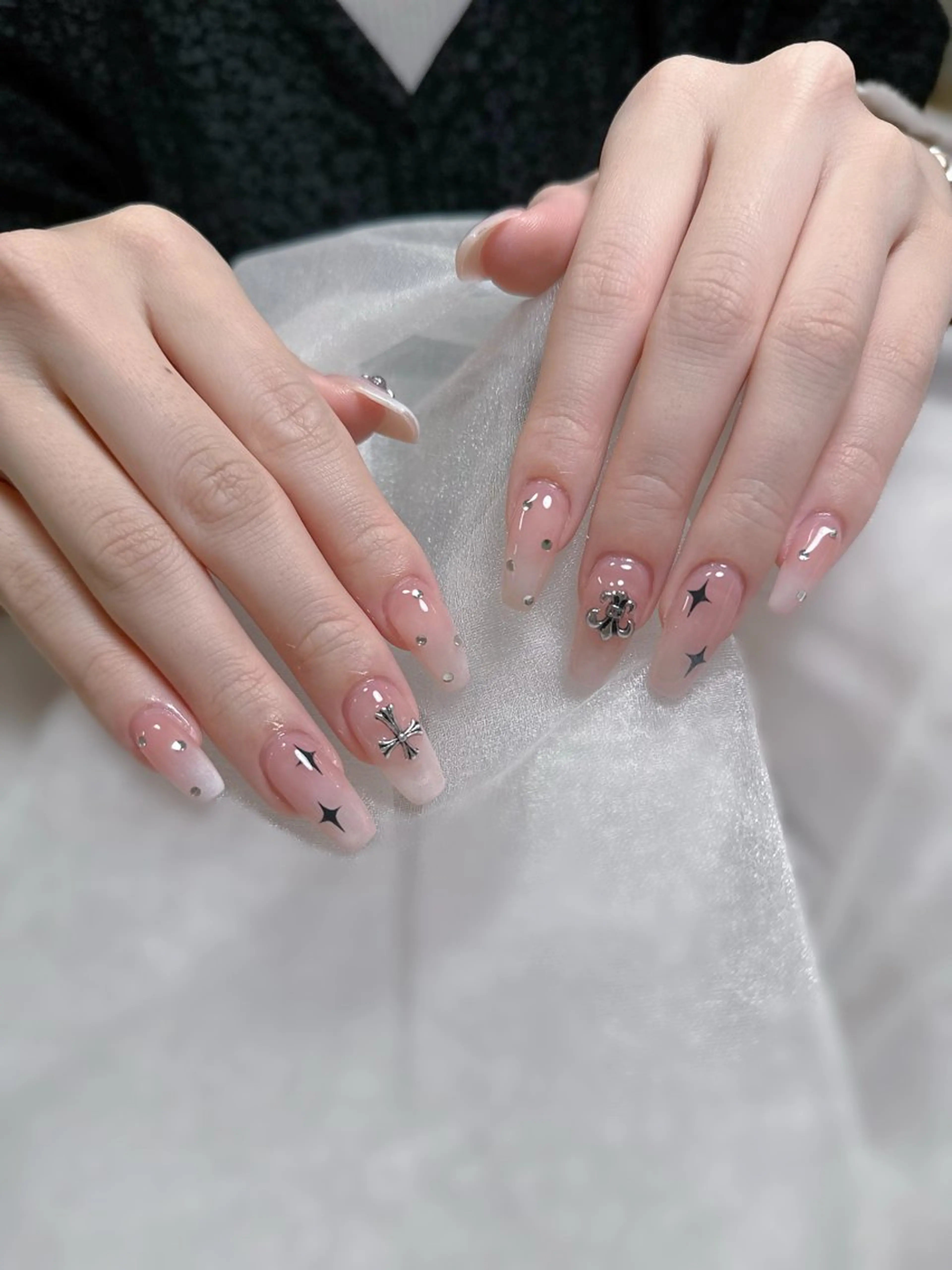 ネイル 持ち込み ハンドネイル Maggie nailクロのネイルデザイン