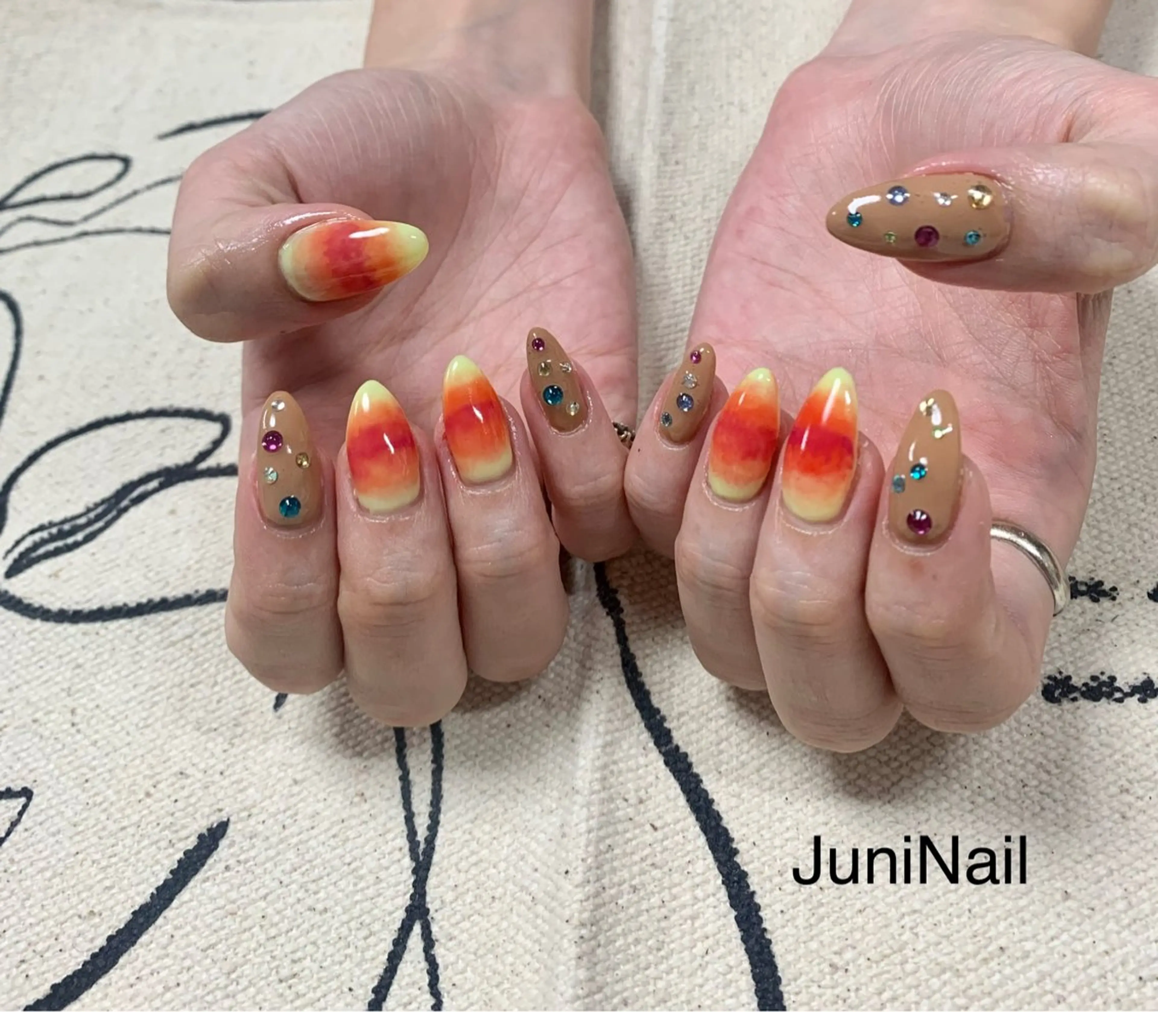 ネイル オーロラネイル クリアネイル フラッシュネイル 氷ネイル・うるうるネイル キラキラネイル ハンドネイル JuniNail 주니네일🇰🇷suのネイルデザイン