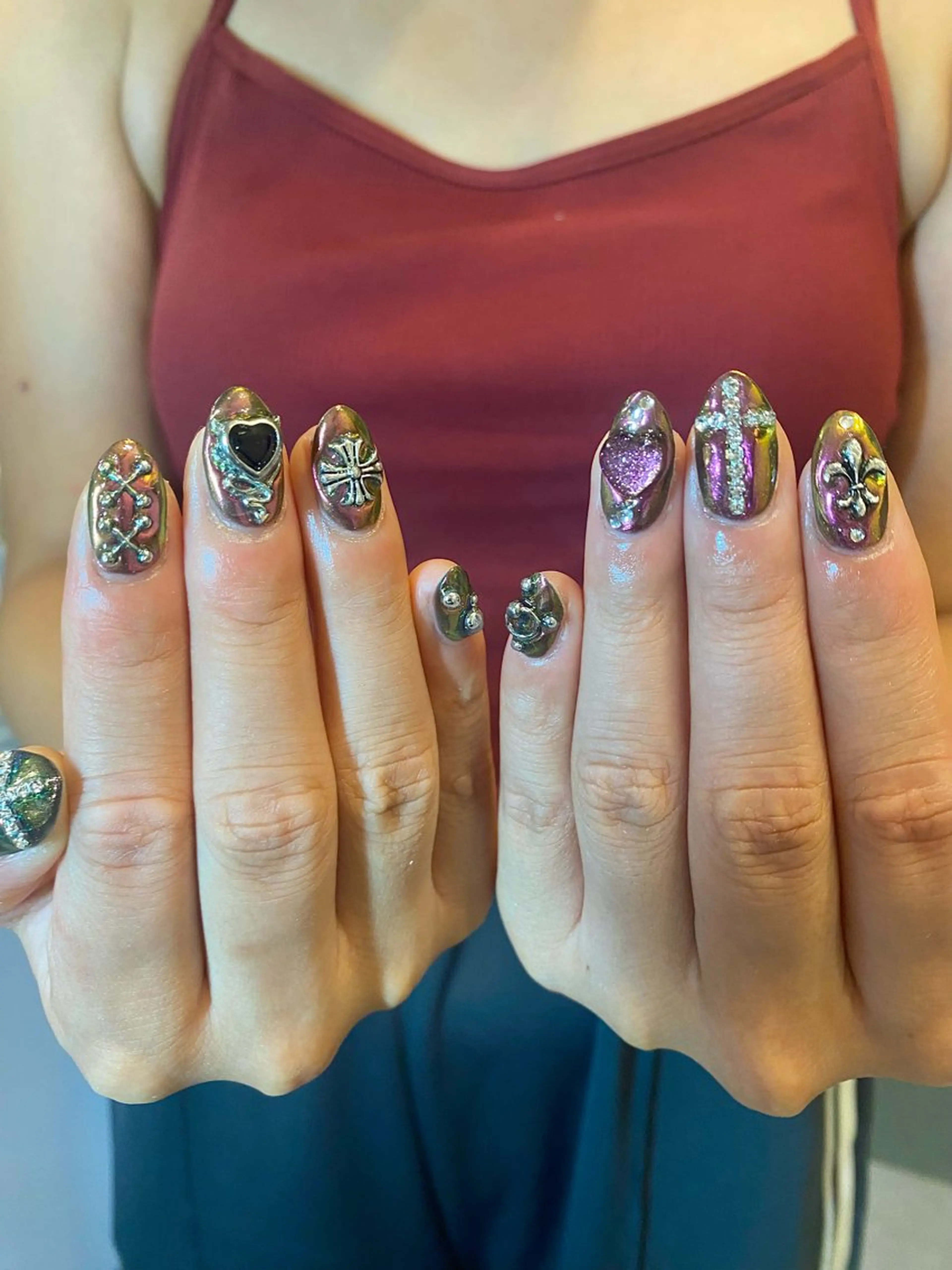 ネイル オーロラネイル ミラーネイル シルバー ハンドネイル BelireMaa Nail&eyeのネイルデザイン