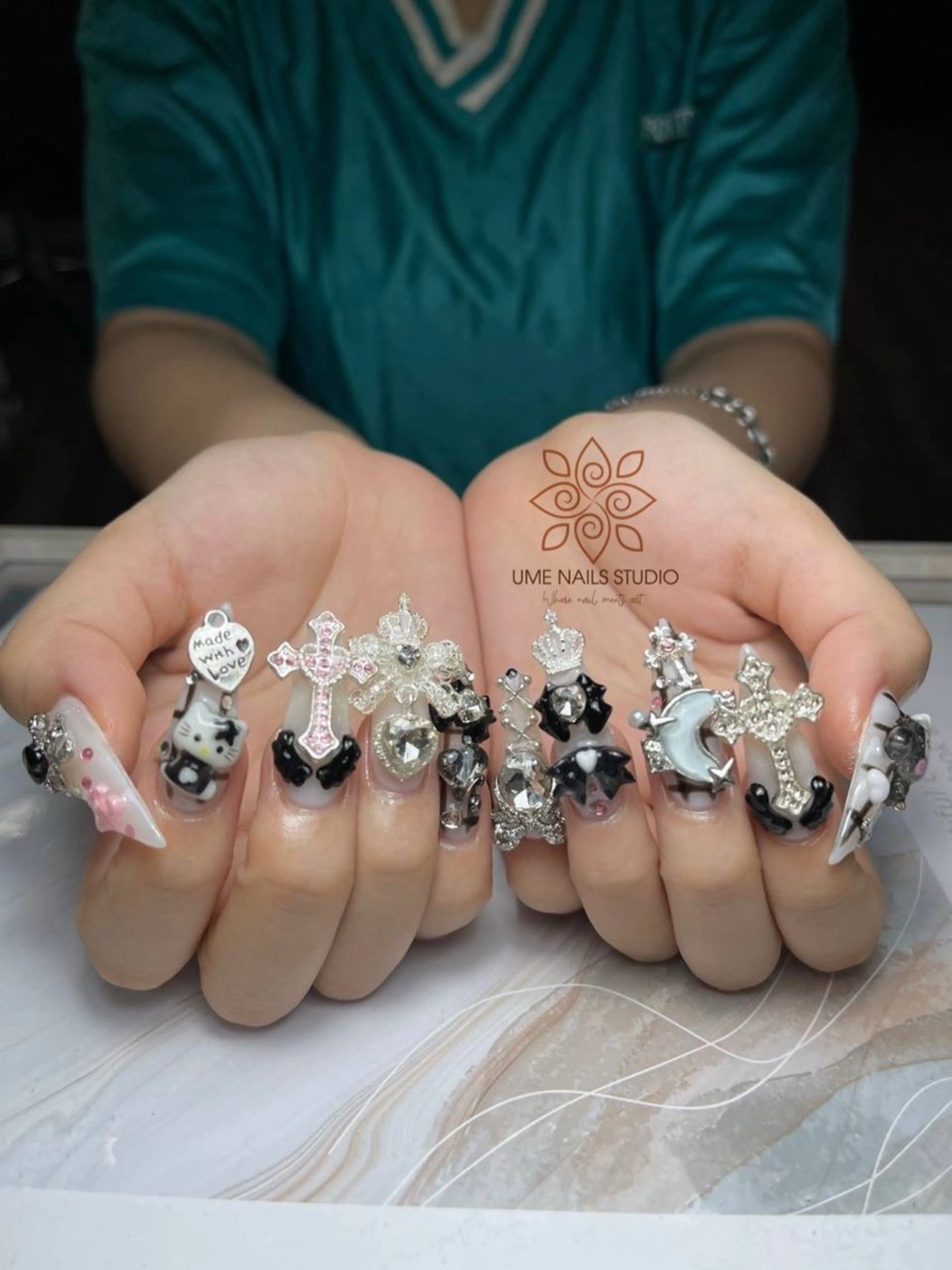 ネイル チークネイル クリアネイル ガーリー キラキラネイル 韓国ネイル ハンドネイル Ume Nail Studioのネイルデザイン