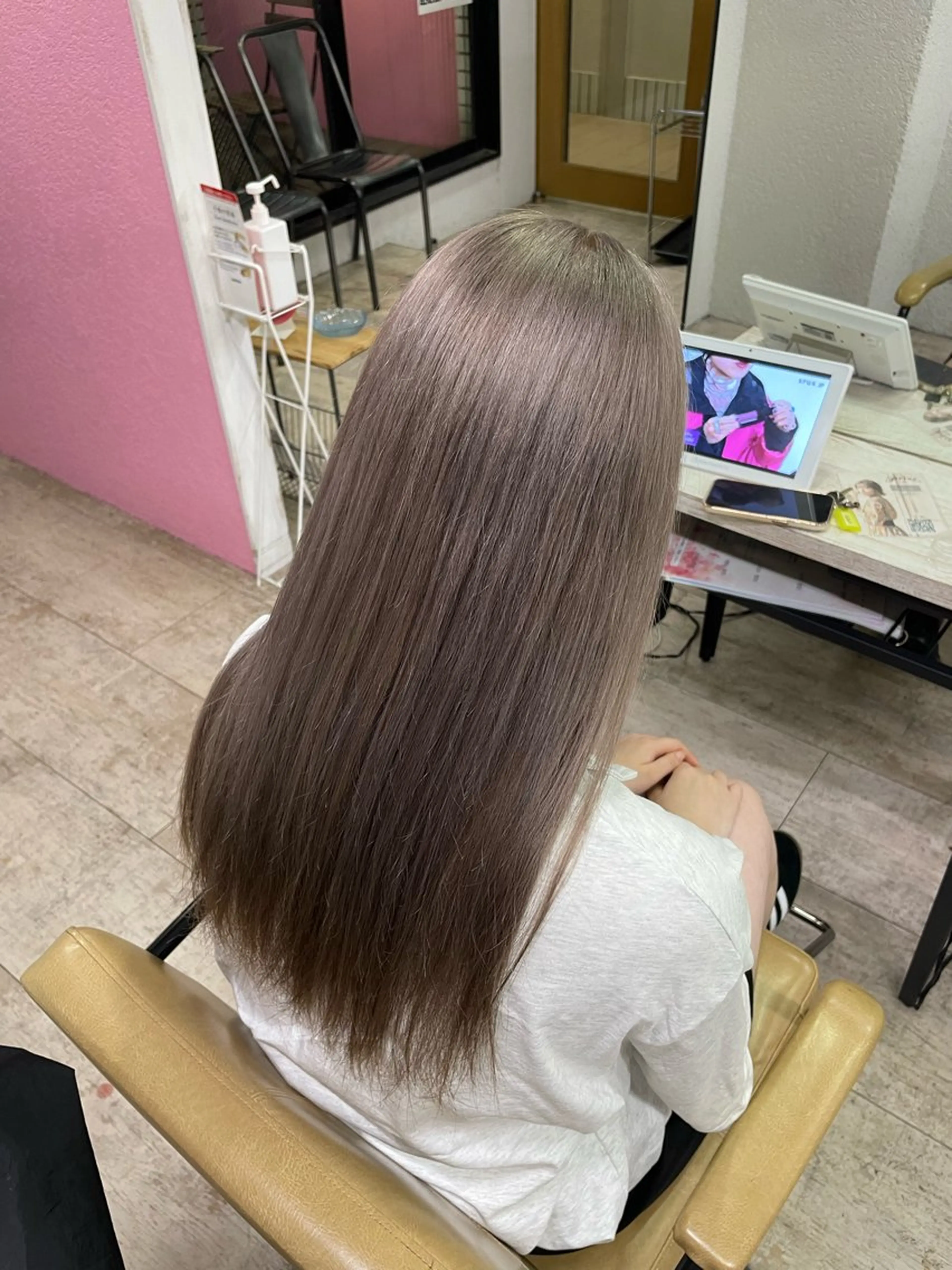 セミロング ヘアカラー 🐱加賀 瑛里奈🦊のヘアスタイル