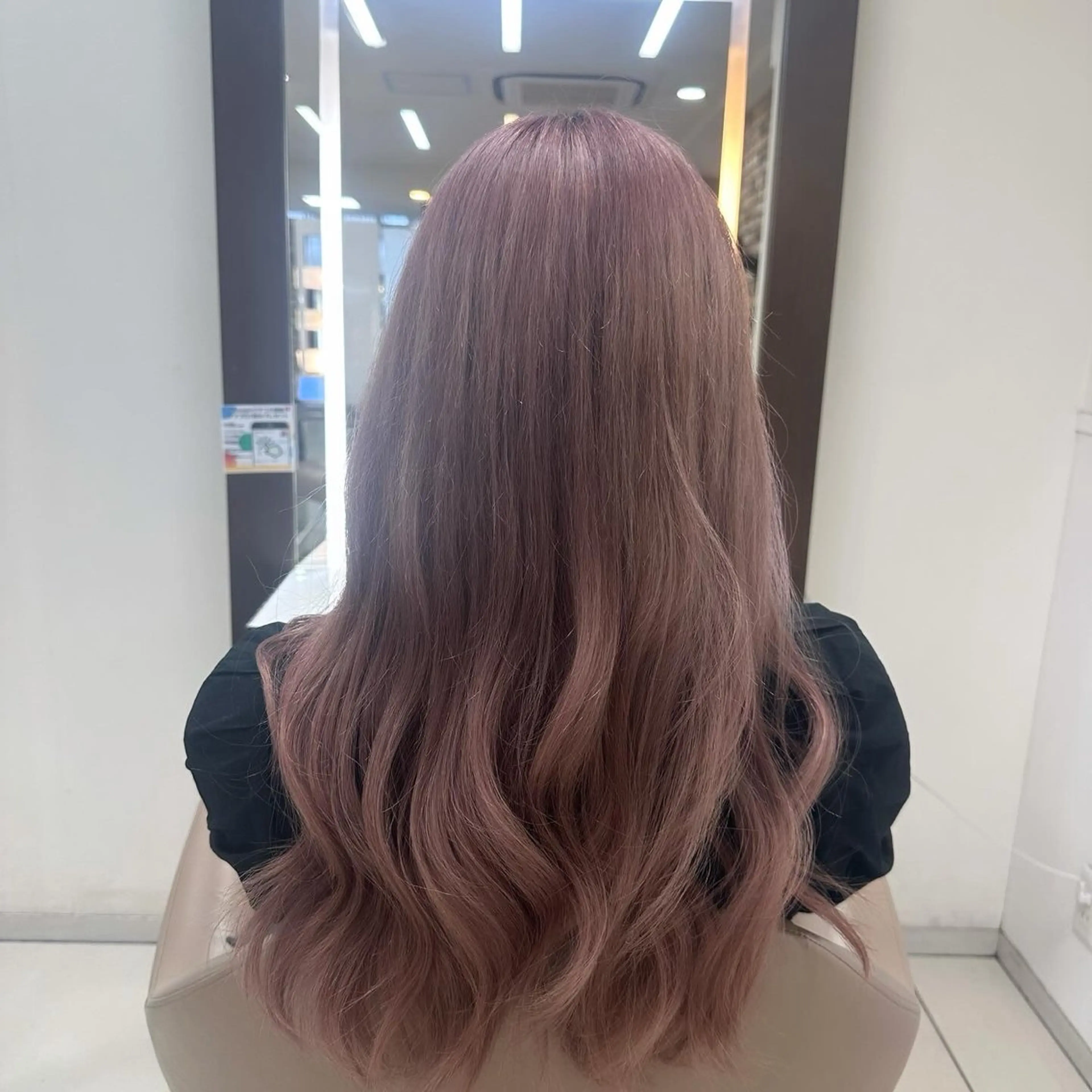 ロング カラー ヘアカラー ラウンドマッシュシャ ドウニュアンスパーマのヘアスタイル