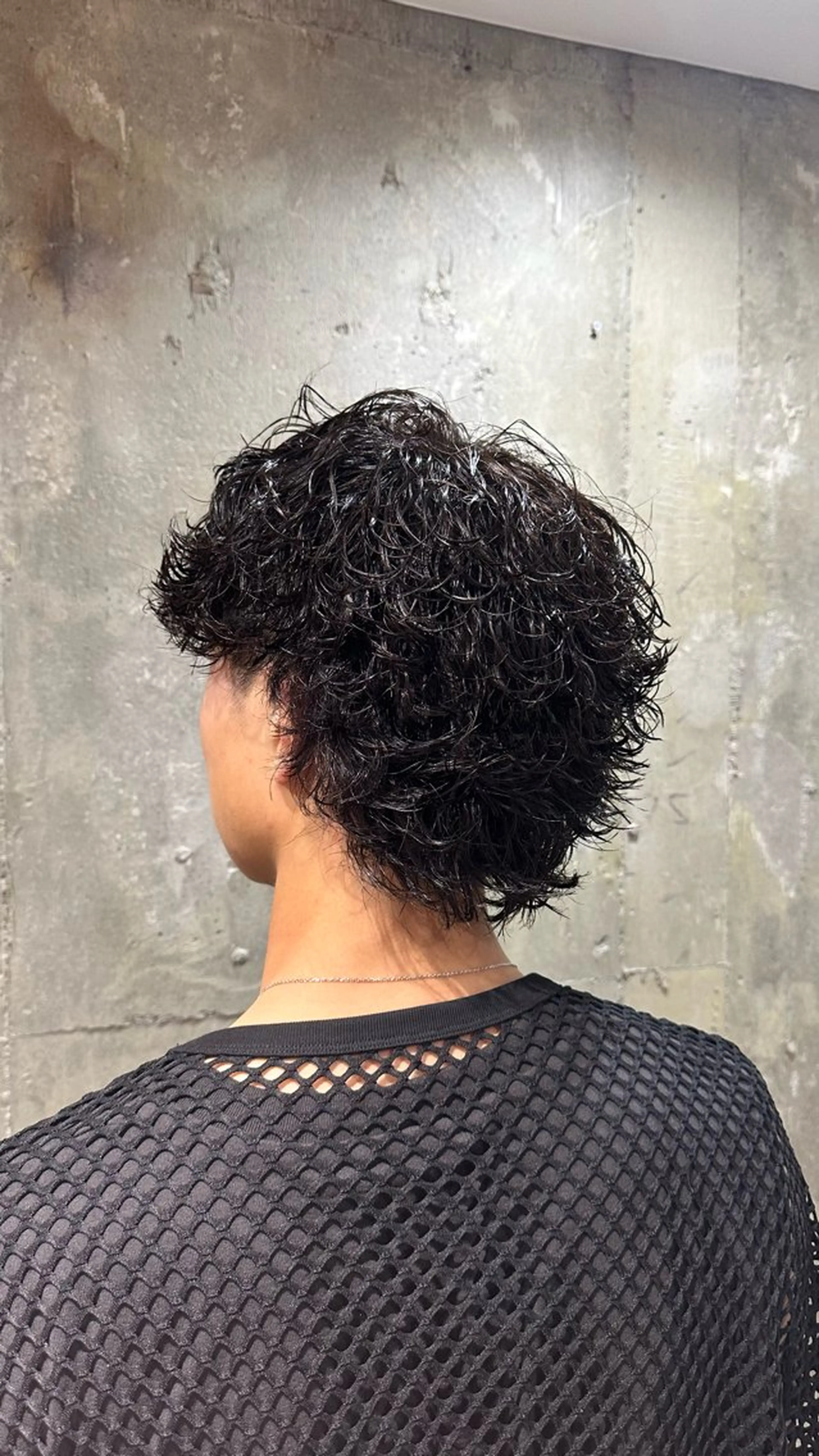 ミディアム パーマ メンズ ミディアムパーマ メンズパーマ 刈り上げ 波巻きパーマ メンズサロン alfRed白井のヘアスタイル
