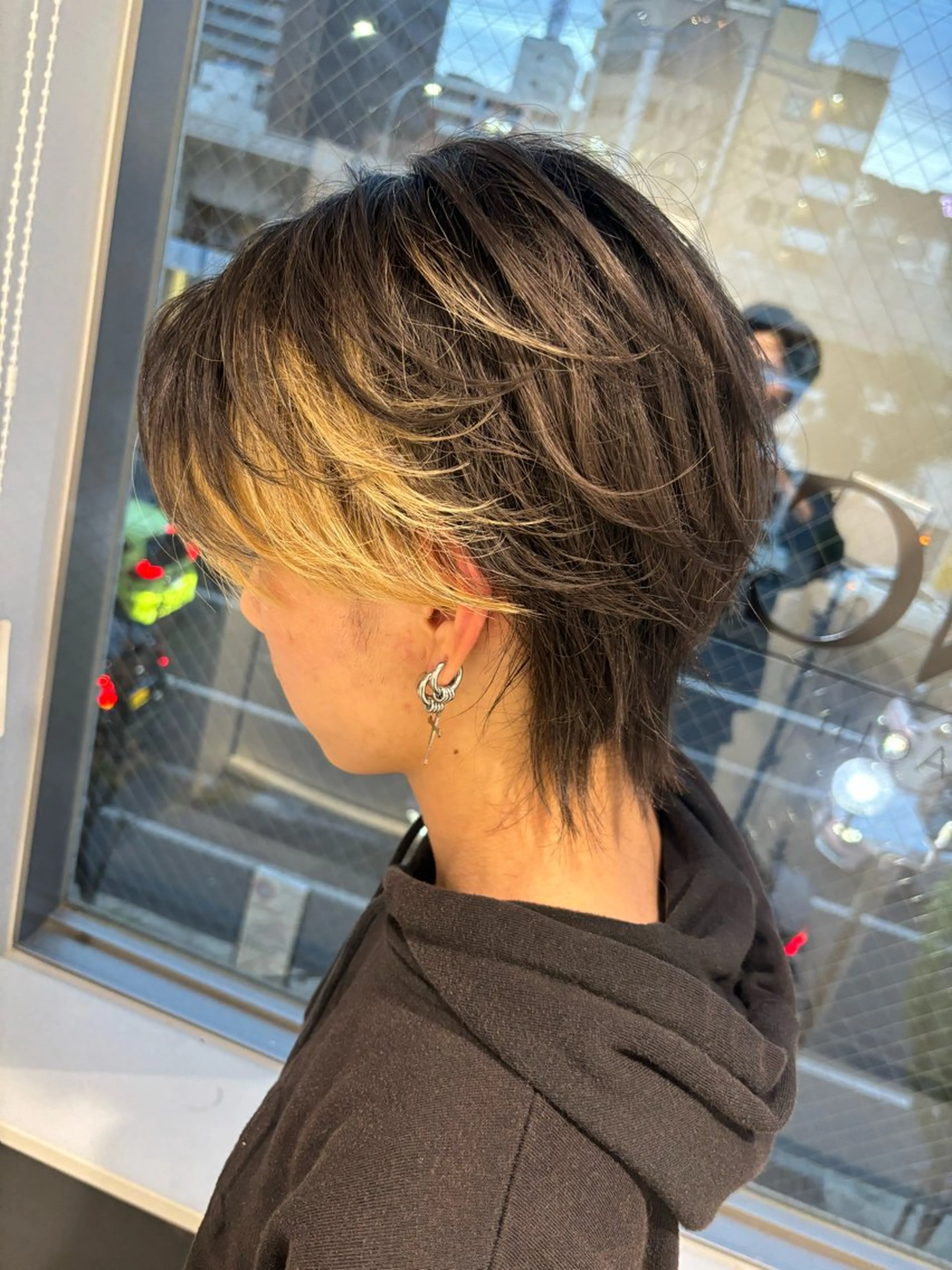 ミディアム カラー メンズ センターパート メンズインナーカラー メンズウルフカット ベージュカラー インナーカラー カット ヘアカラー 穐田 航のヘアスタイル