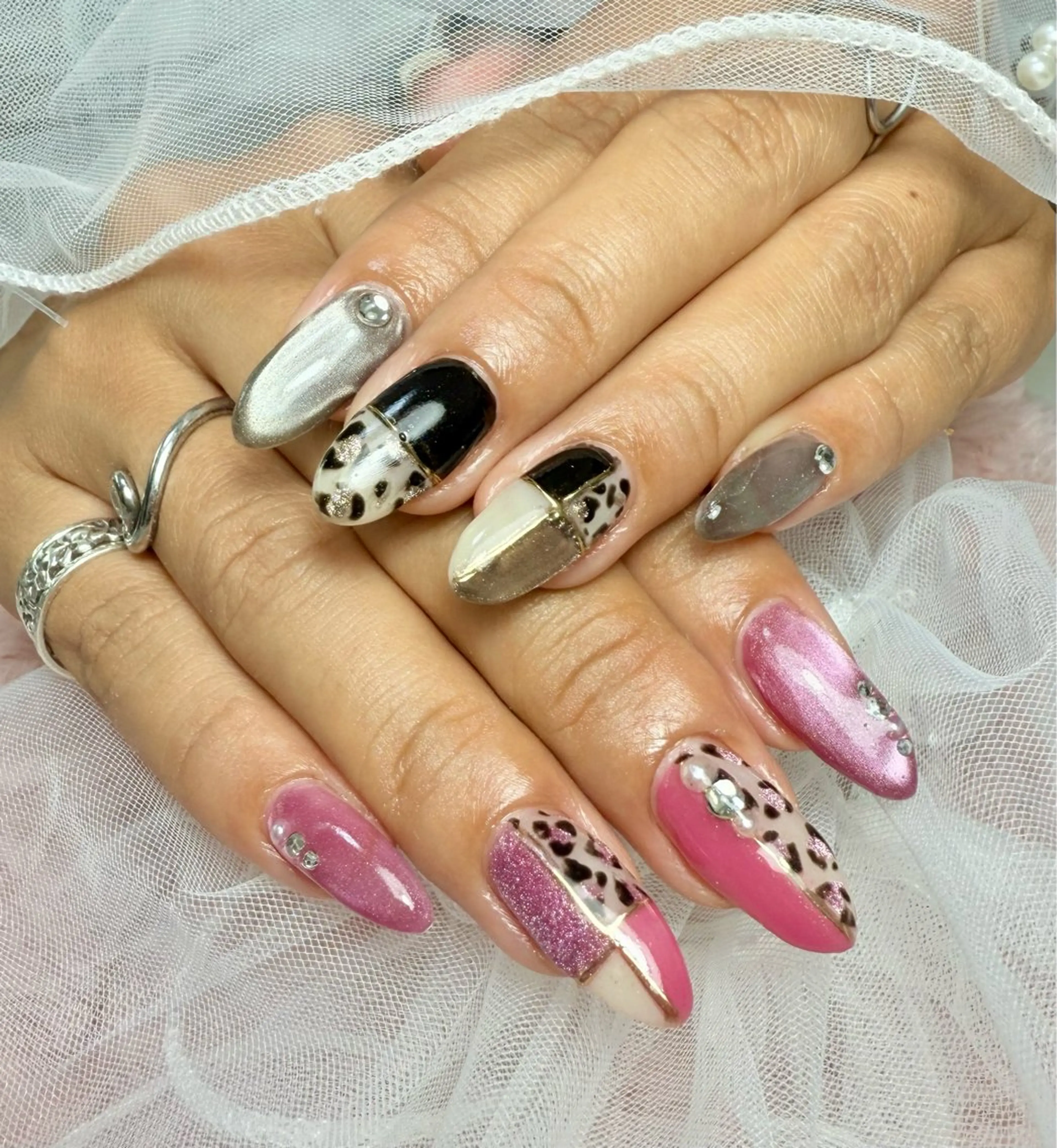 ネイル アニマル柄 アートネイル チークネイル 氷ネイル・うるうるネイル キラキラネイル M.N_ nailのネイルデザイン