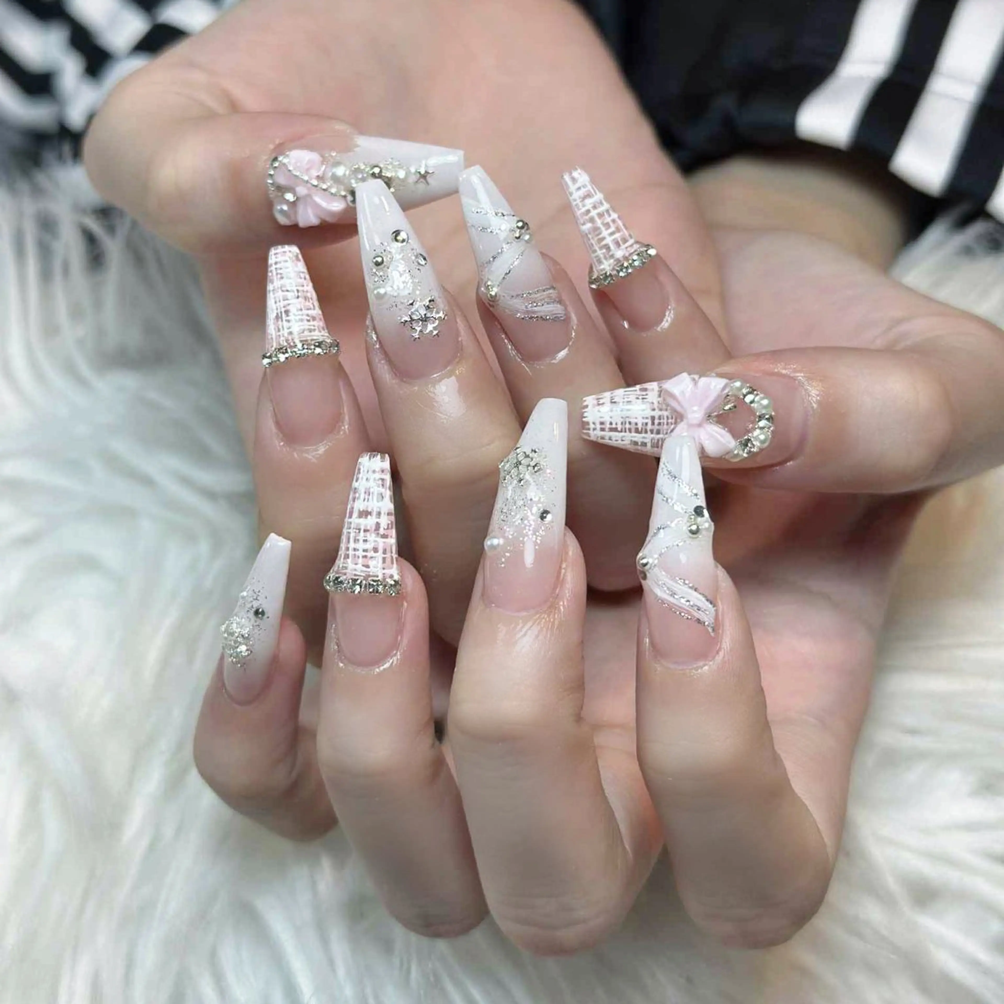 ネイル オーロラネイル ボルドー ブラウン 氷ネイル・うるうるネイル キラキラネイル ハンドネイル Julli NailStudioのネイルデザイン