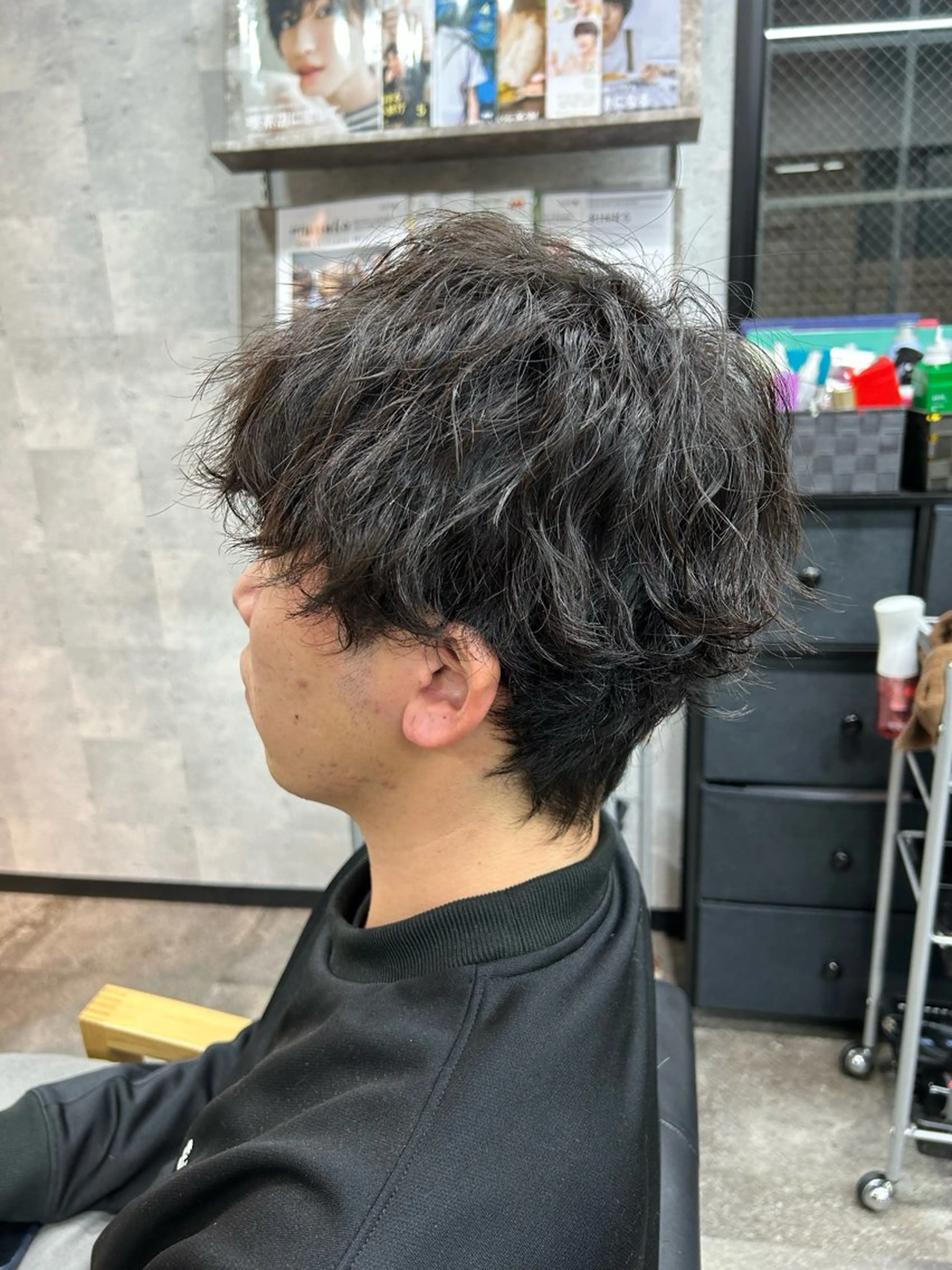 パーマ メンズ マッシュ メンズパーマ 波巻きパーマ メンズウルフカット ウルフカット 飯塚 沙衣のヘアスタイル