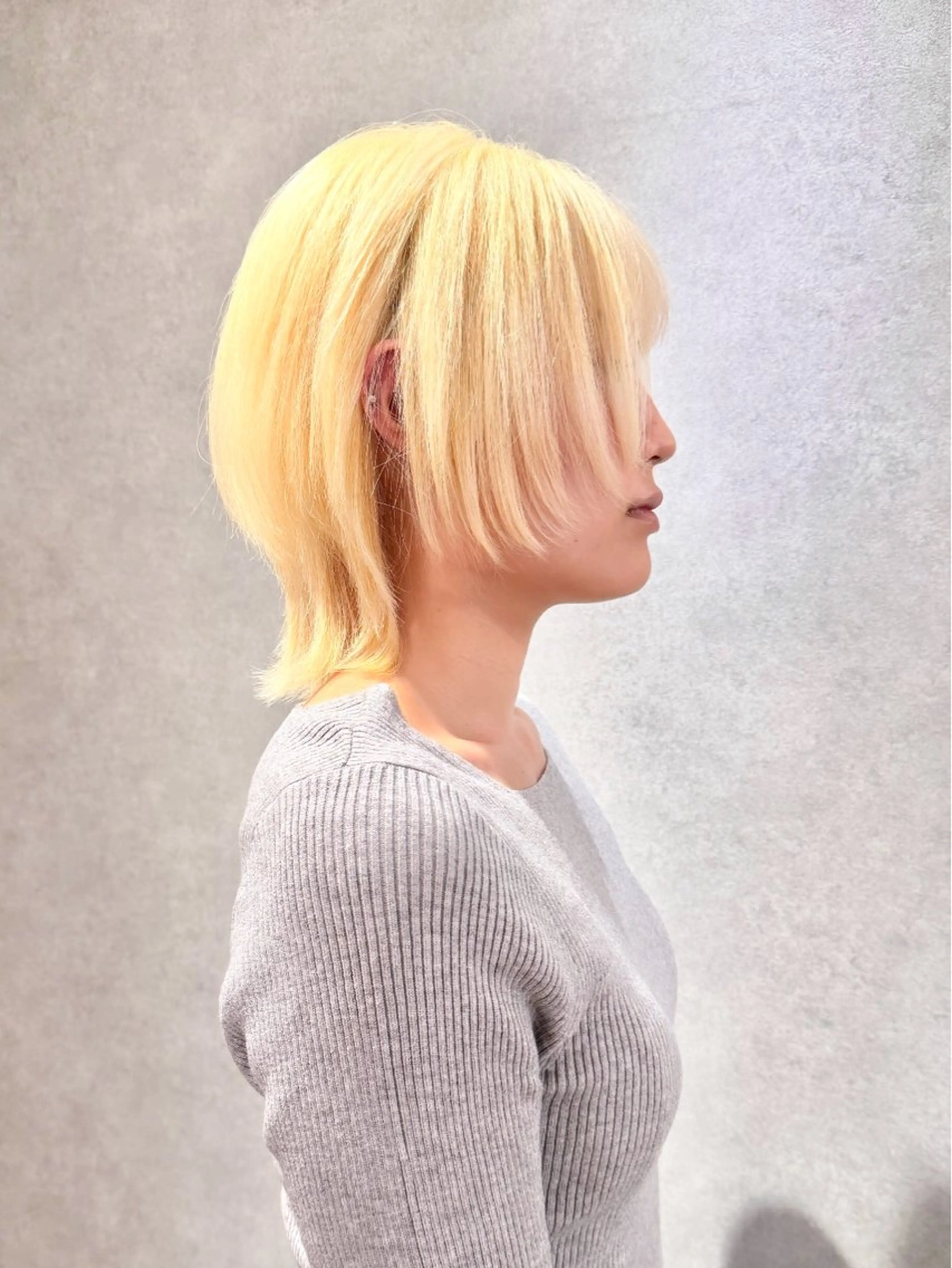 ミディアム カラー ブロンド ウルフカット カット ヘアカラー トリートメント ハイトーン/ウルフ/ レイヤー/Asukaのヘアスタイル