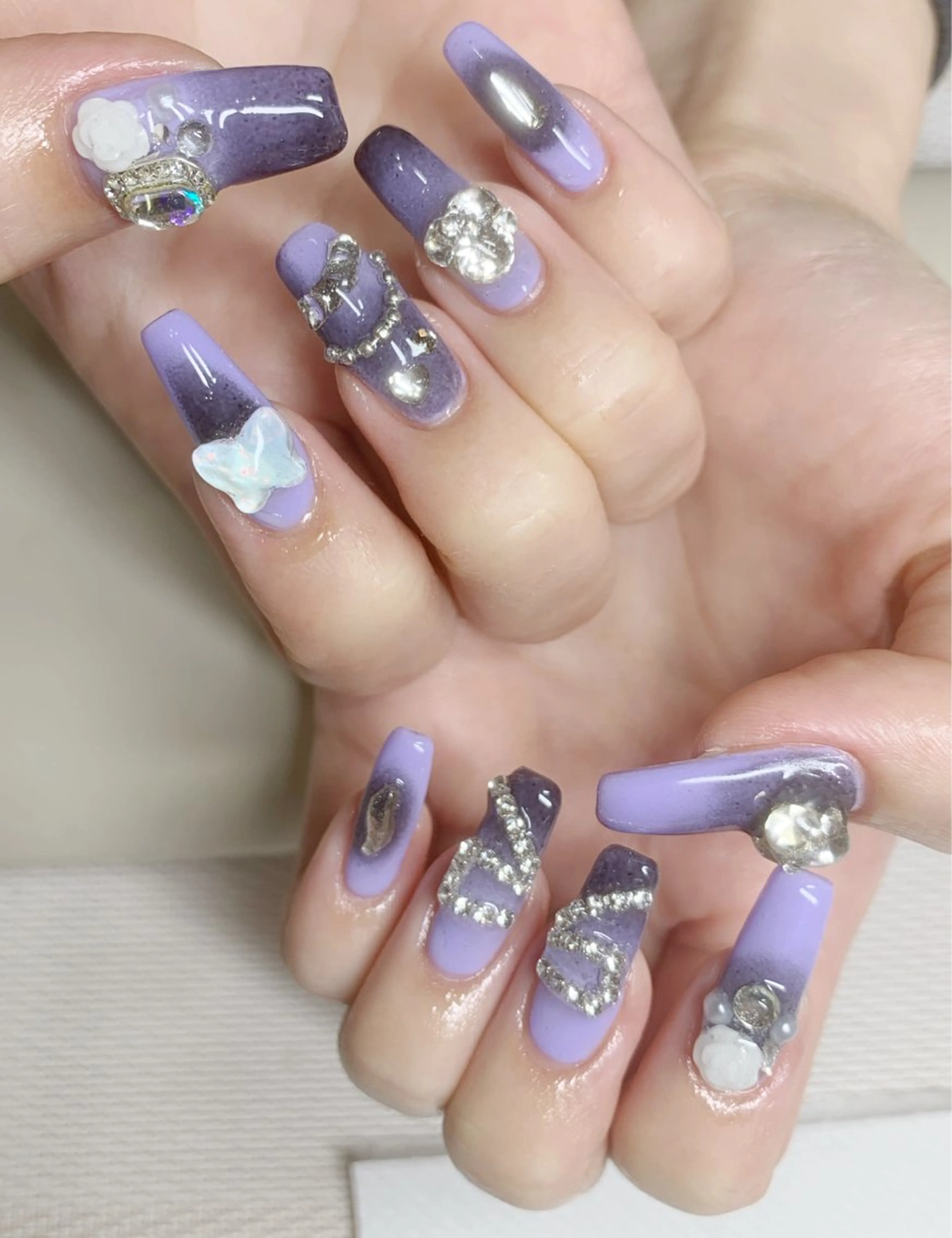 ネイル グラデーション リボン 冬ネイル ハンドネイル mira-cle大濱美容アカデミー所属・AI NAのネイルデザイン