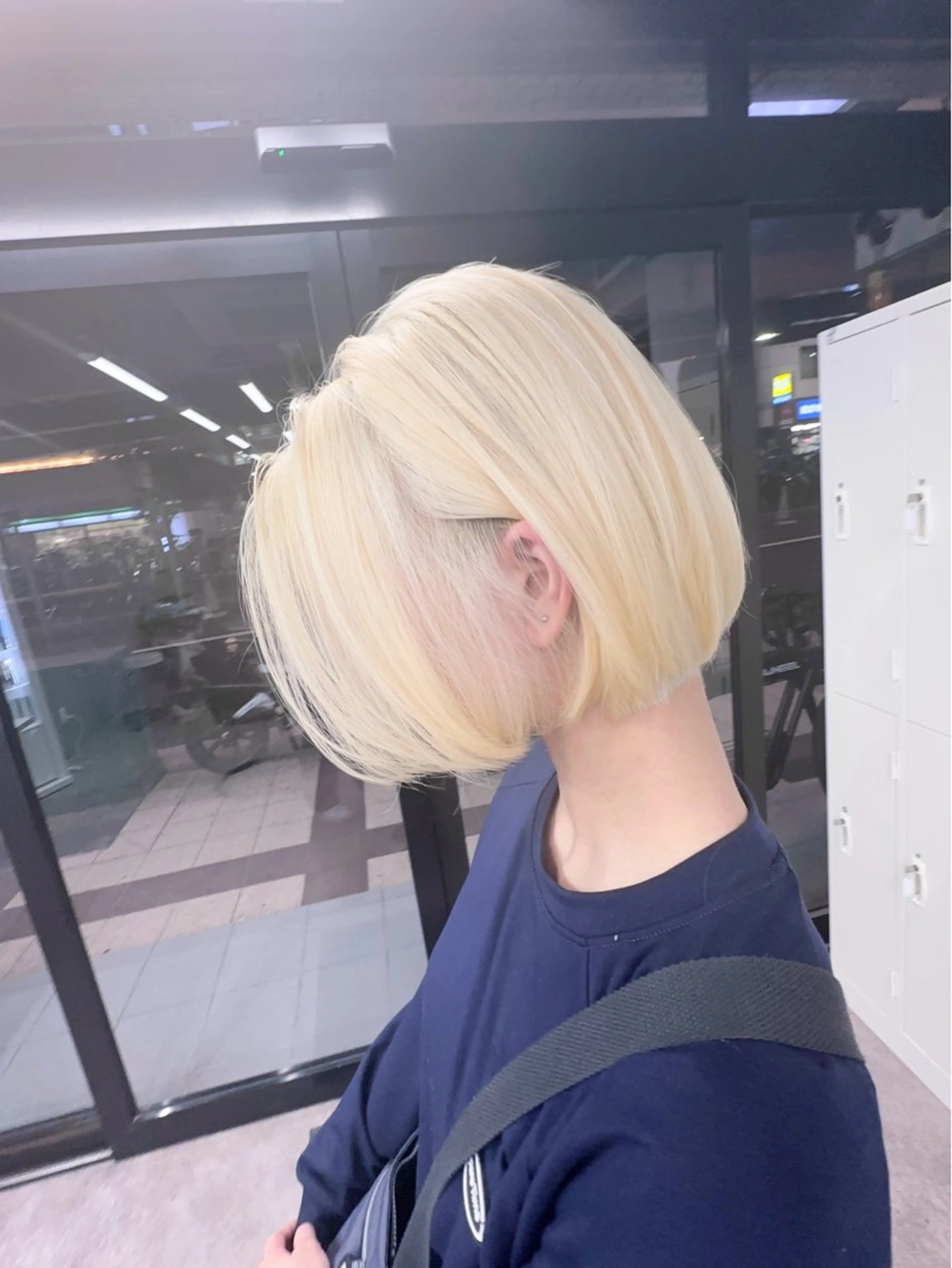 ショート 前髪カット🩶レイヤ ー🩶ハイトーン🩶のヘアスタイル