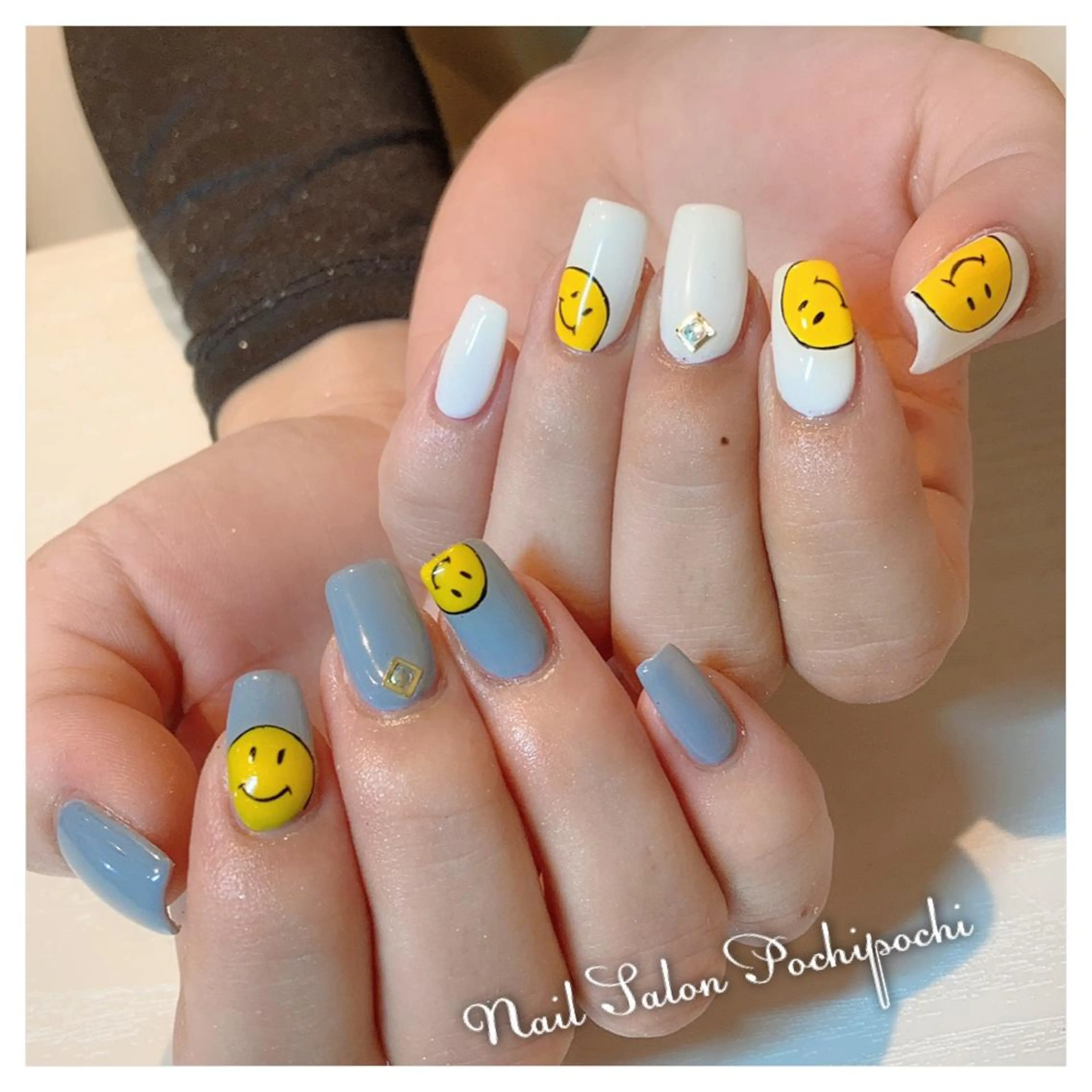 ネイル ワンカラーネイル ホワイト 黄色 Nail Salon Mahaloのネイルデザイン