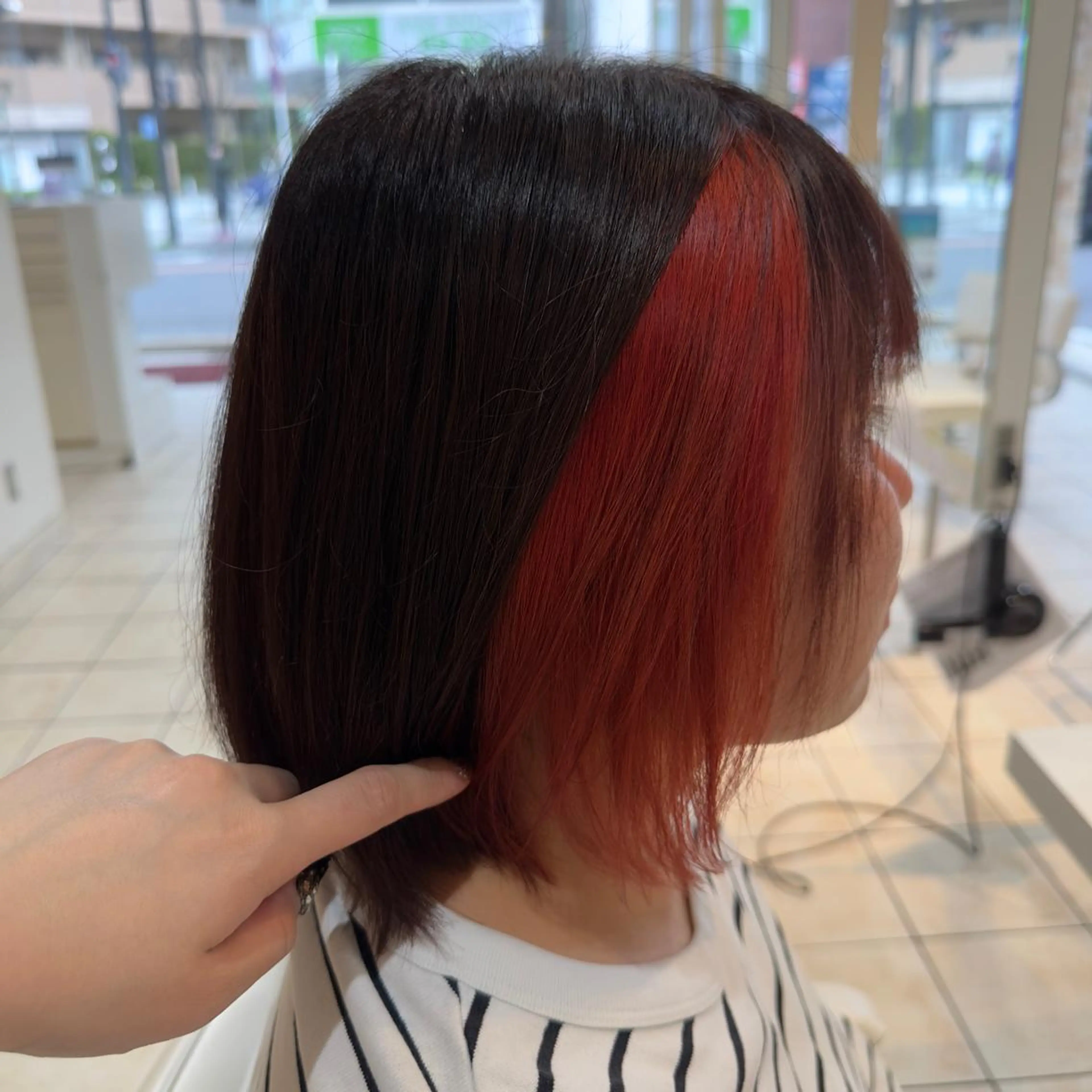 ショート カラー ヘアカラー 艶髪 インナーカラーのヘアスタイル