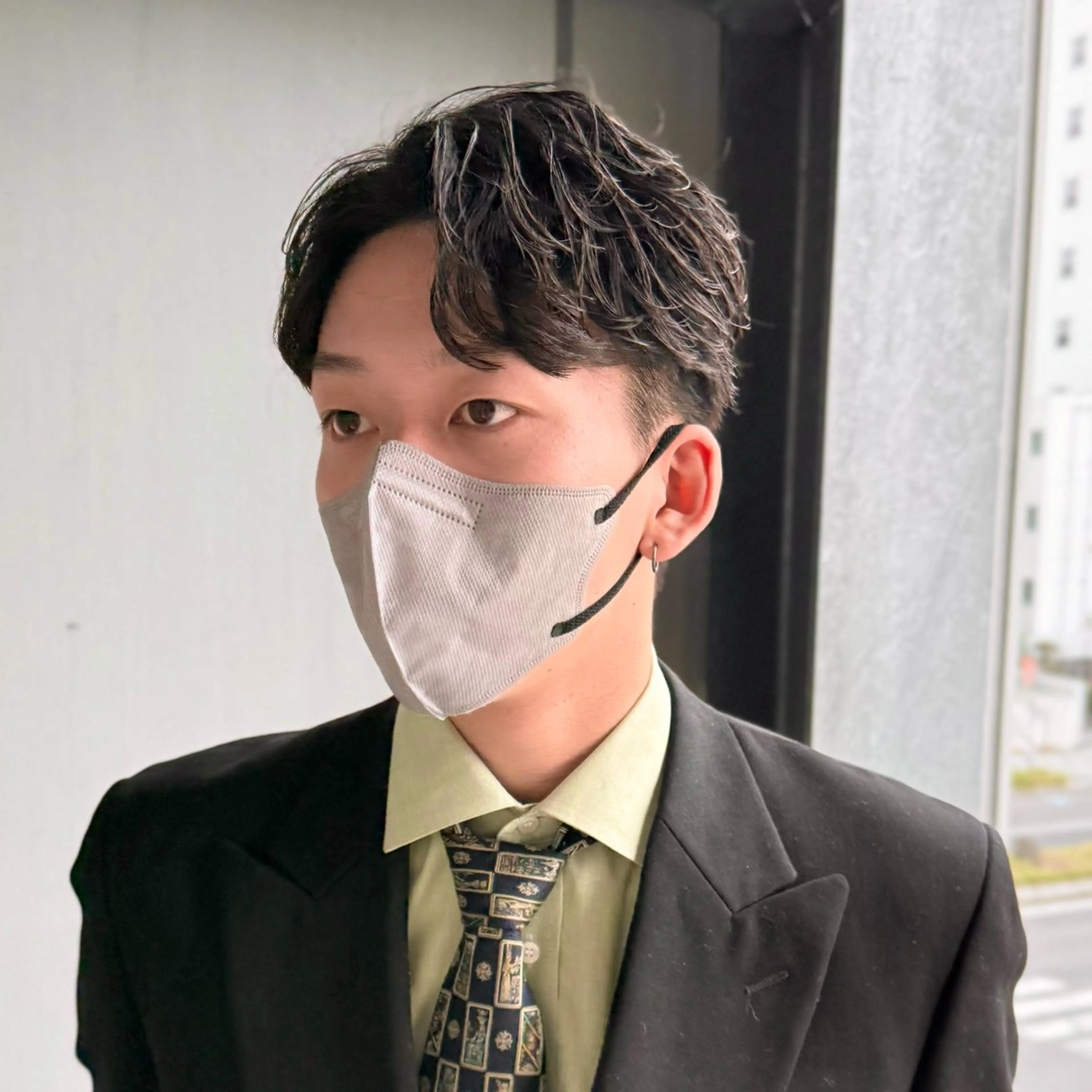 ショート メンズ センターパート ハイトーンニュアンス 毛流れシャドウパーマのヘアスタイル