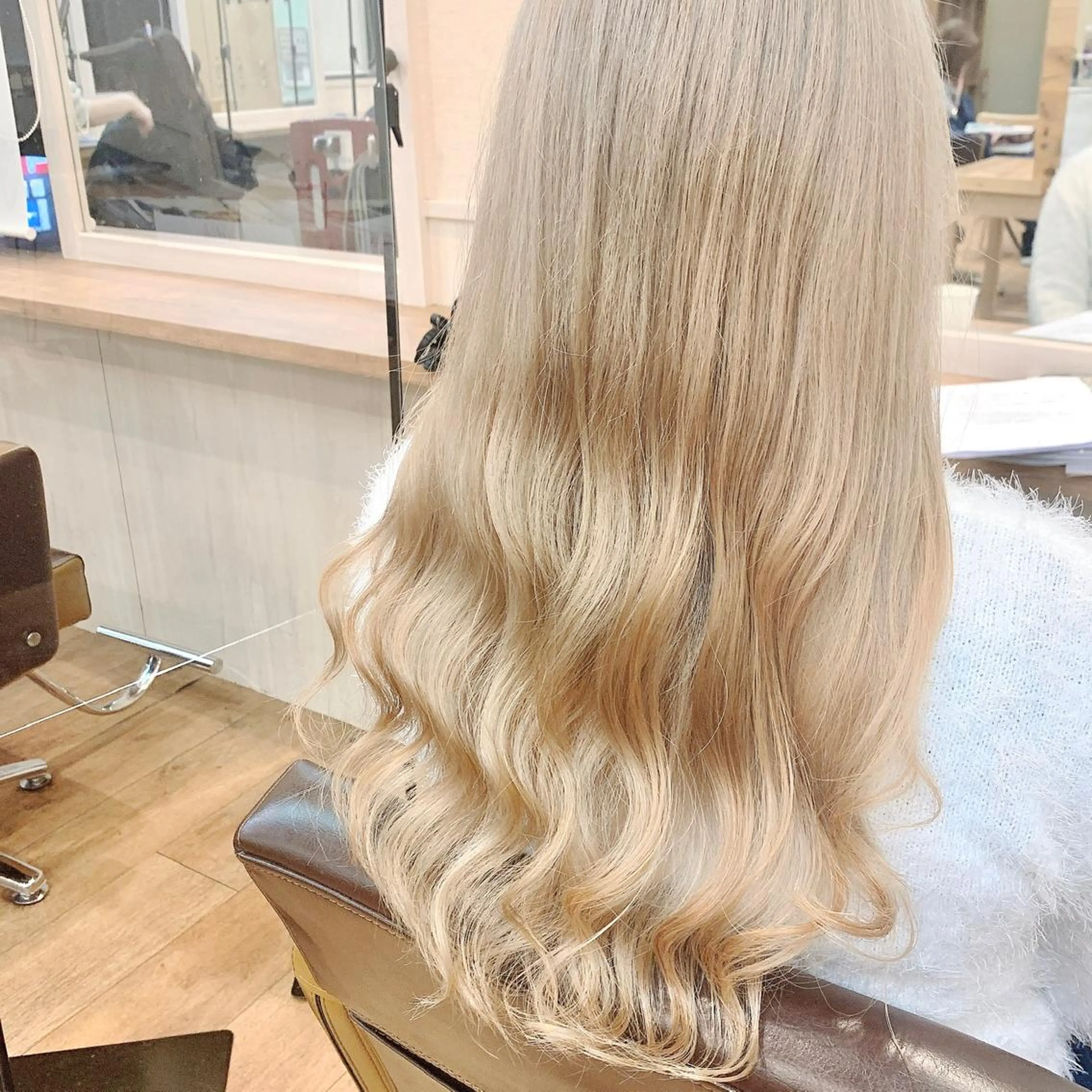 ロング カラー ベージュカラー ブリーチ ダブルカラー ミルクティーベージュ ホワイトミルクティーベージュ NUMBER_ ユイナのヘアスタイル