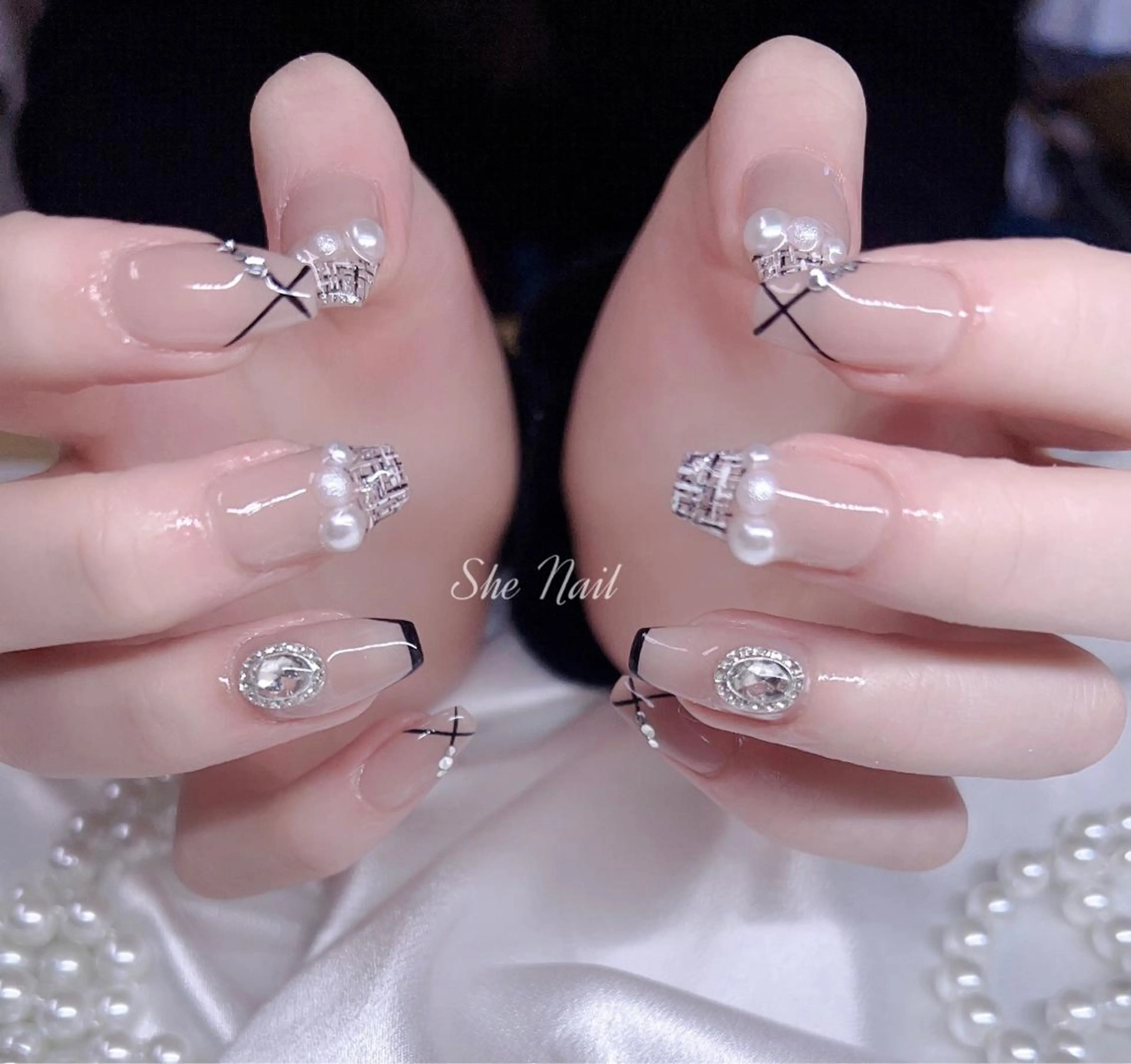 ネイル 長さ出し 持ち込み ワンカラーネイル ストーンネイル ネイルチップ ハンドネイル She   Nail所属・ISA_ BELLAのネイルデザイン