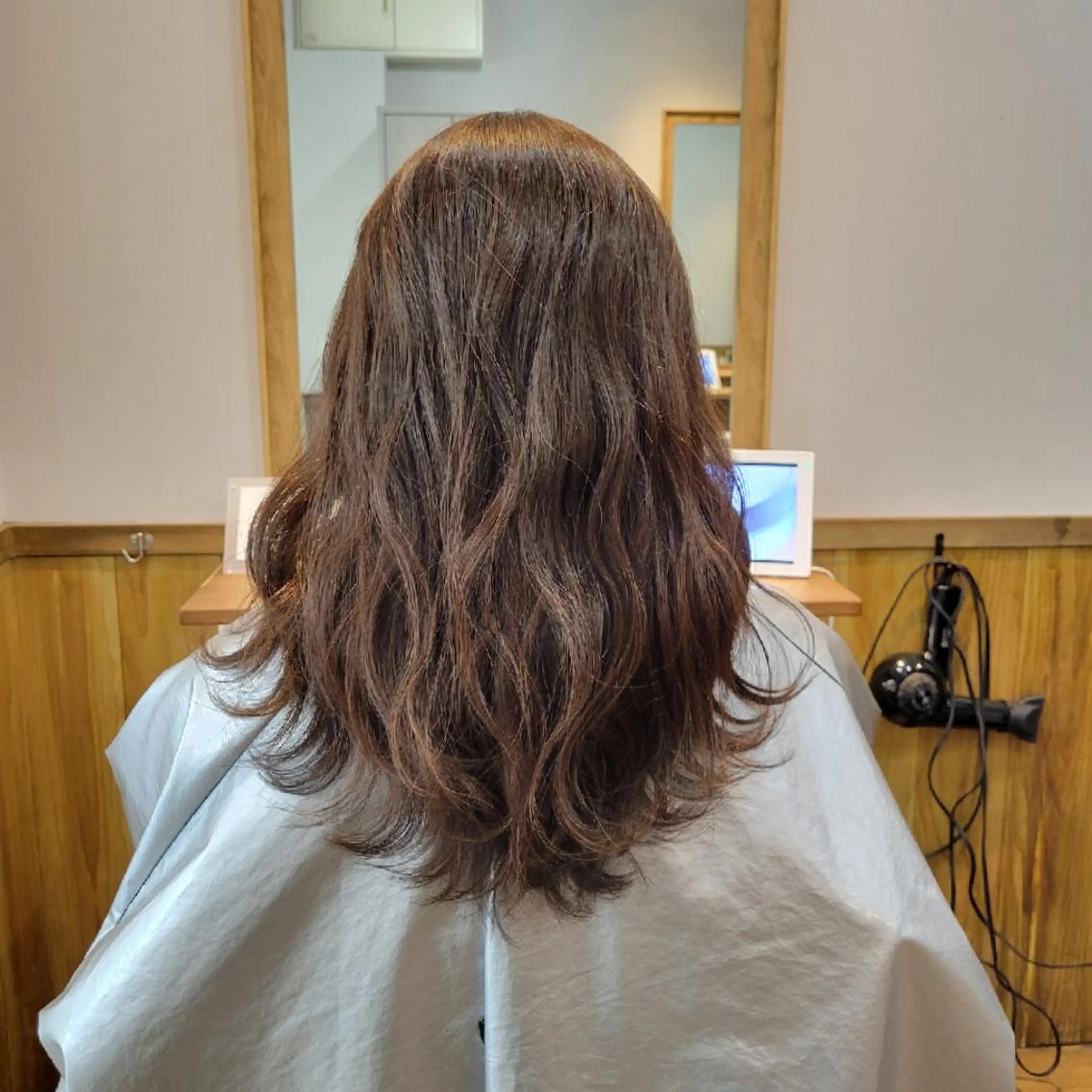 ロング アッシュ レイヤーカット Agu hair flower所属・E RIのヘアスタイル